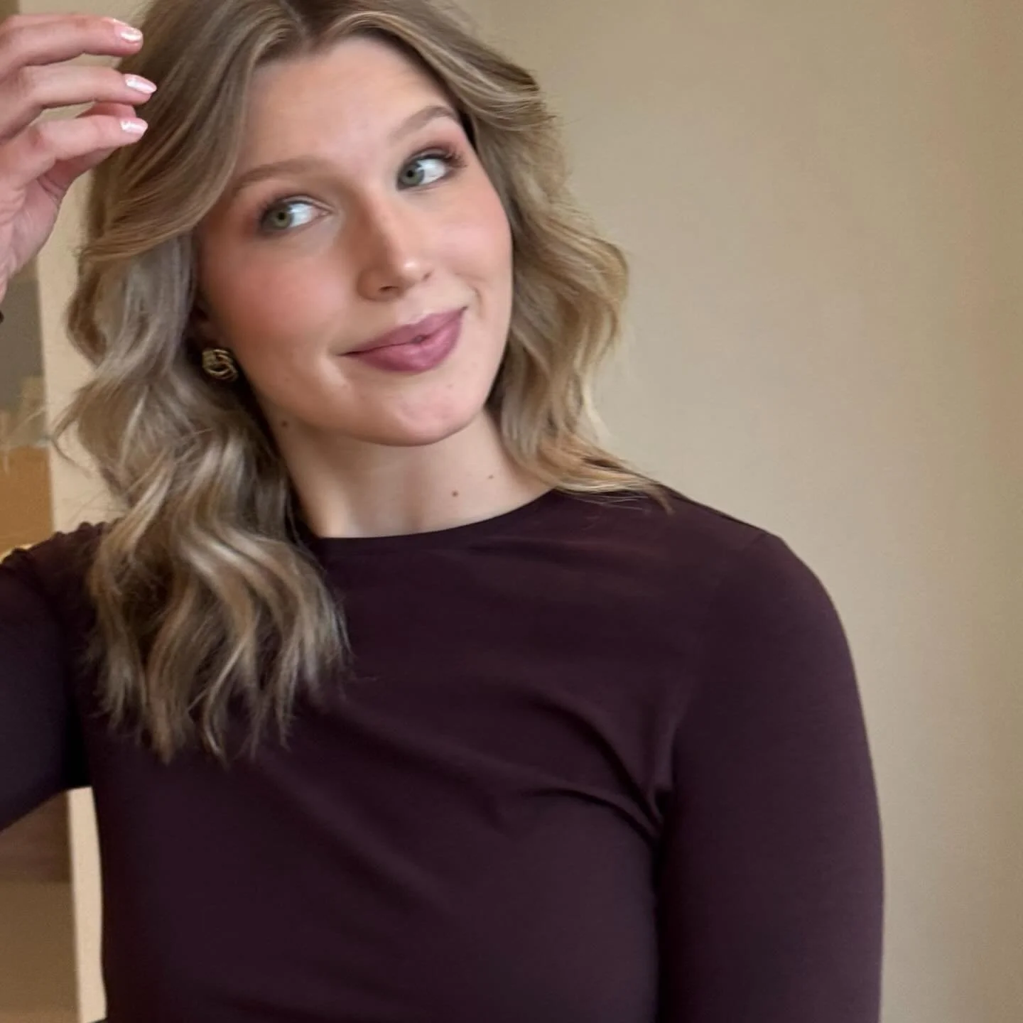 Seamless.

soft, dimensional blonde with light-reflecting depth.

We lifted the overall tone while keeping the root slightly softer for a more seamless grow-out. Finished with a clean cut to remove tired ends and a smooth blow-dry to show the movemen