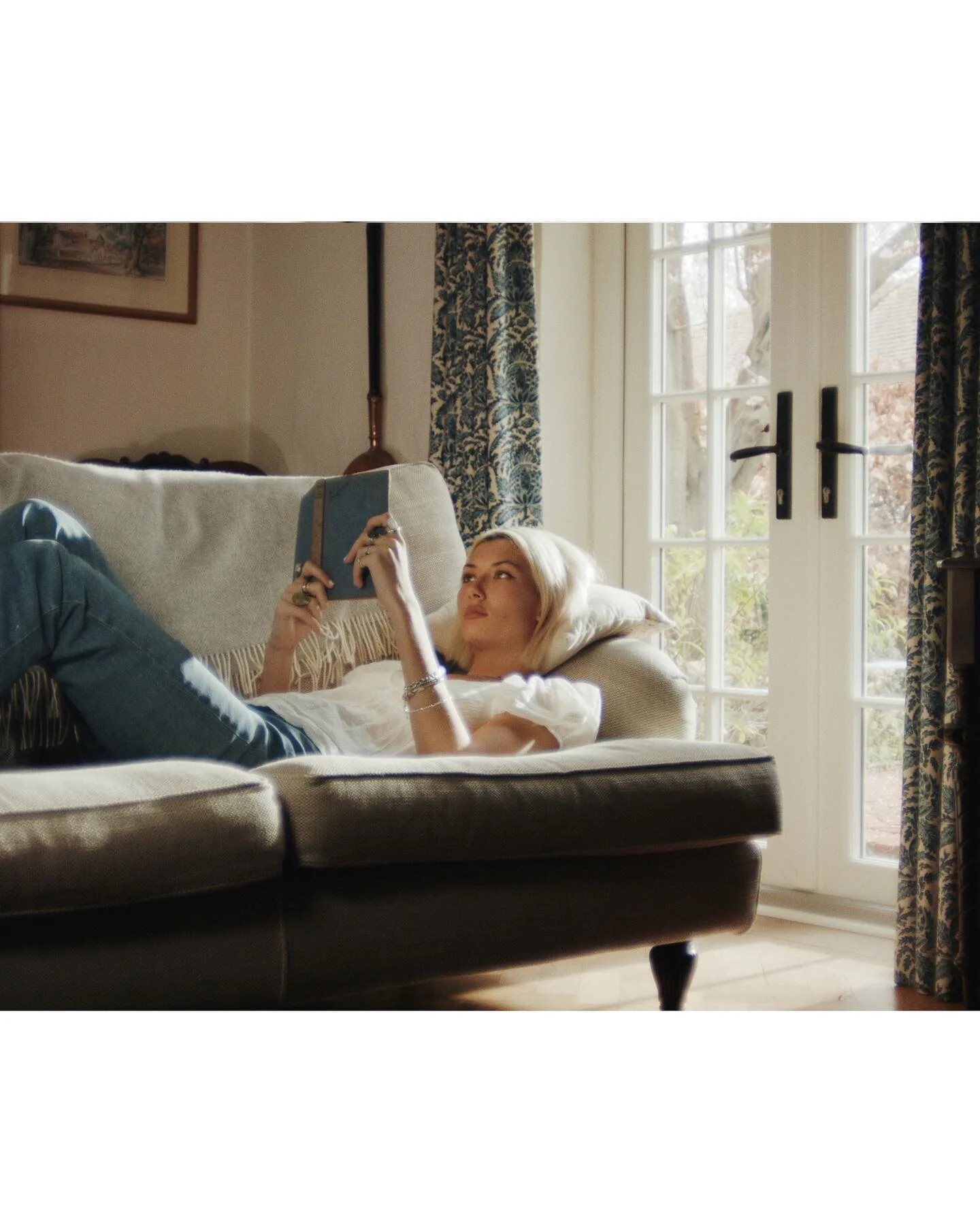 &ldquo;𝑩𝒊𝒈 𝑯𝒐𝒖𝒔𝒆&rdquo;  An absolutely lovely day shooting for @nieveella 🎥💫 [SWIPE]

DIR/EDIT/GRADE: @joehorridge 
DOP:👽

LABEL: @awal 
MGMT: @samcantlon 
PROJECT MANAGER: @fay.pritchard 
BOYFRIEND: @jamie_lordy