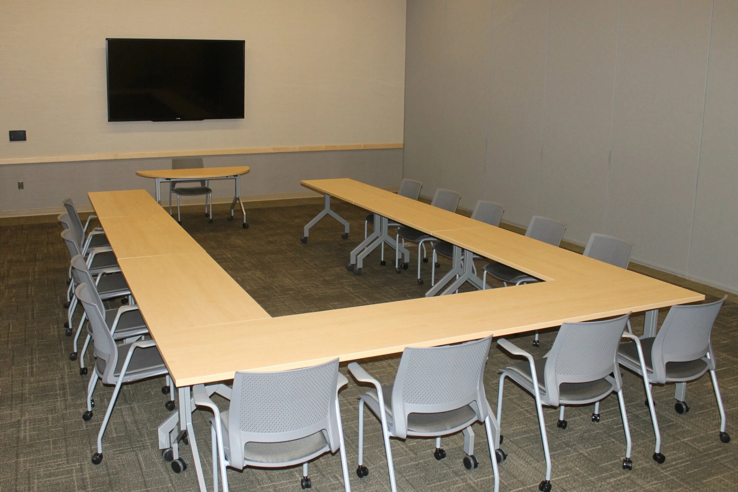 U-shape layout in the Whitman room