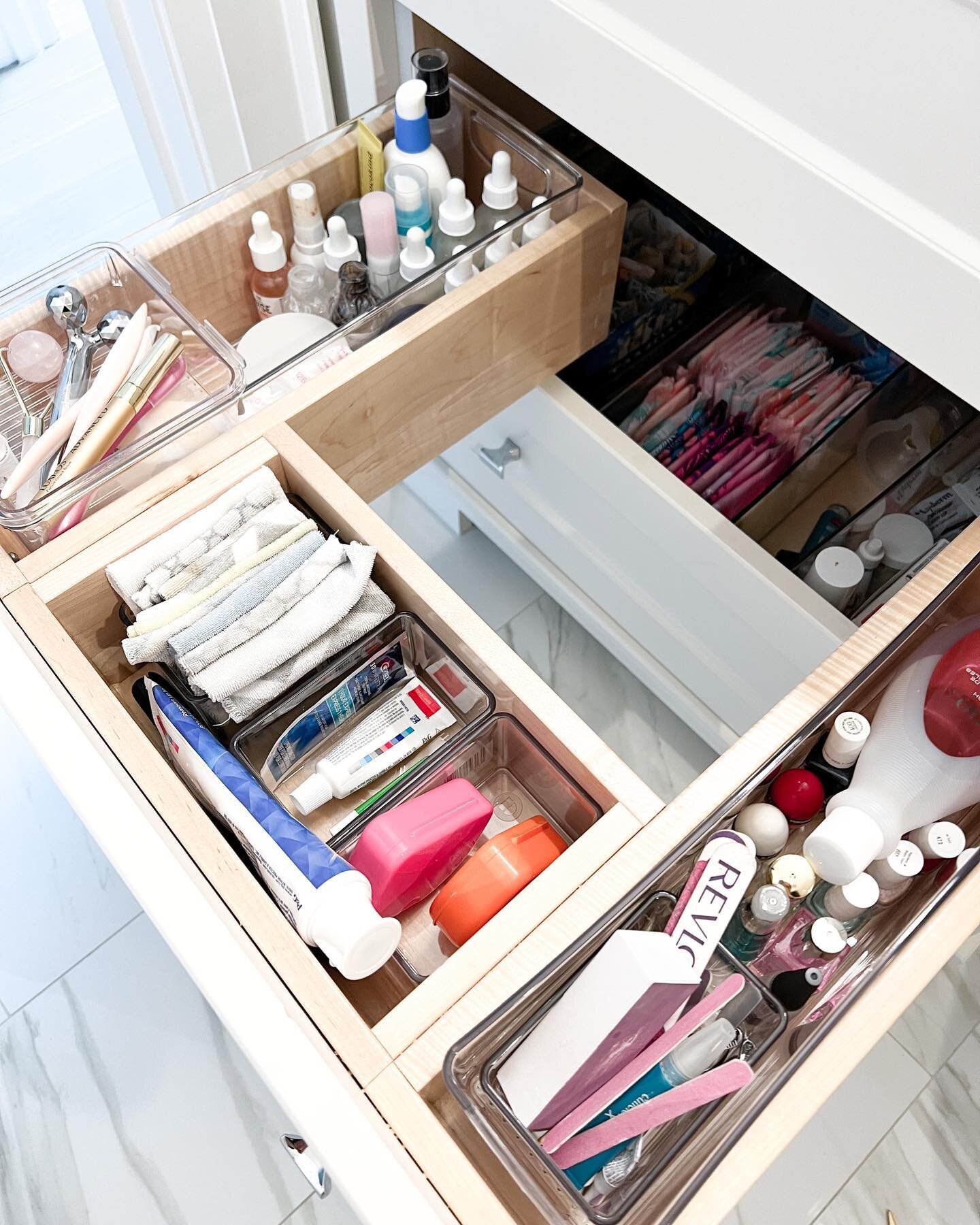 This is what BATHROOM dreams are made of! 
⠀⠀⠀⠀⠀⠀⠀⠀⠀
This drawer had nice divided spaces, but we divided them even further with bins, which also helps to keep smaller items from sliding around. 
⠀⠀⠀⠀⠀⠀⠀⠀⠀
After a quick declutter, all of the items in 