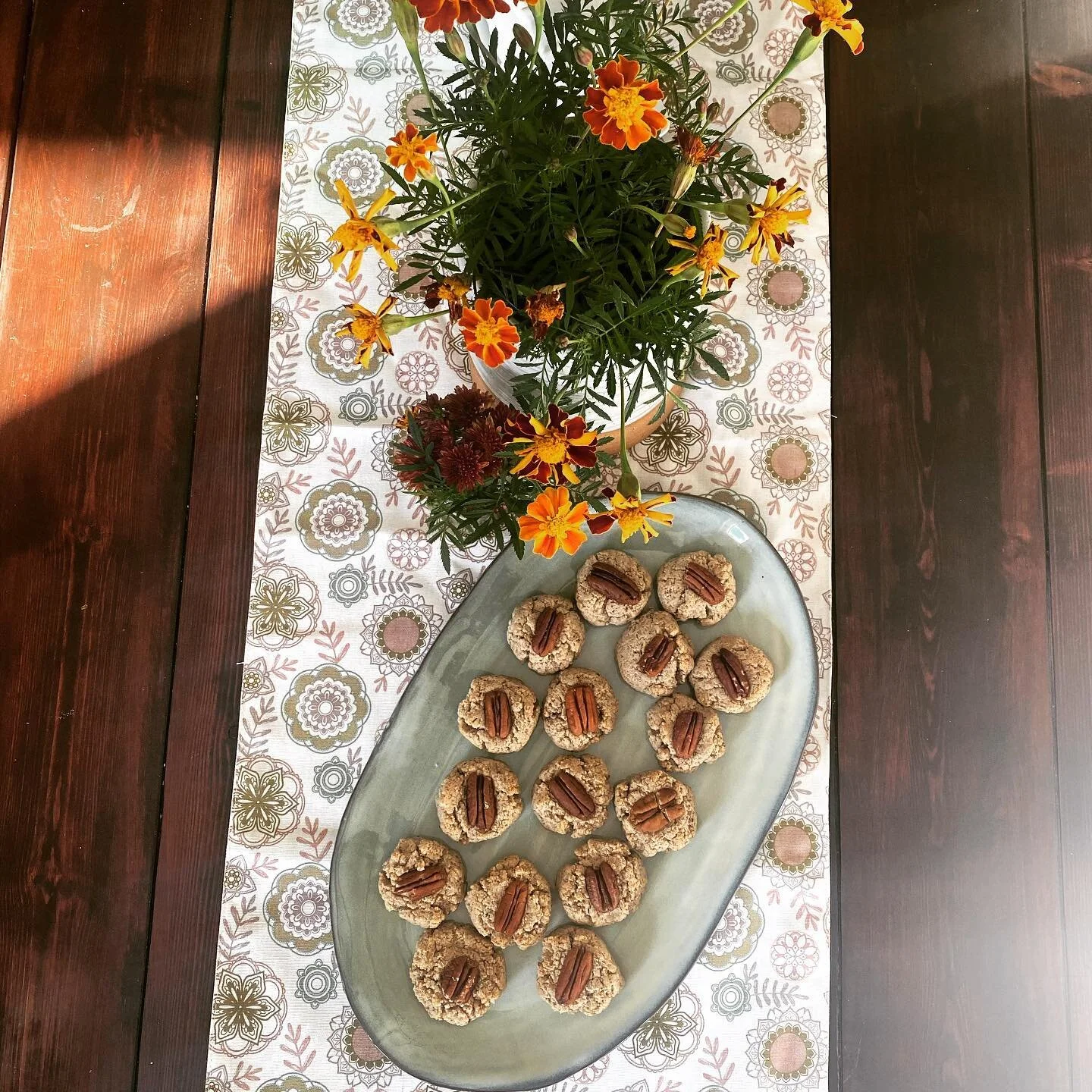 Today was 28 degrees this morning and my dahlias and zinnias had their last hurrah yesterday. Fall is here and that means my favorite flavors are in season! Pecan &ldquo;shortbread&rdquo; cookies. Made with browned butter, roasted pecans, maple syrup