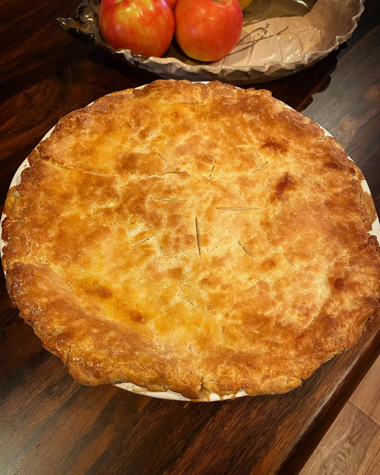 The leaves are changing and the evenings are getting dark earlier. Craving comforting meals that soothe the soul and make a house smell like a home. 🍁 🍂  Chicken pot pie 🥧 filled with all the goodies! Mushrooms, carrots, celery, bell peppers, peas