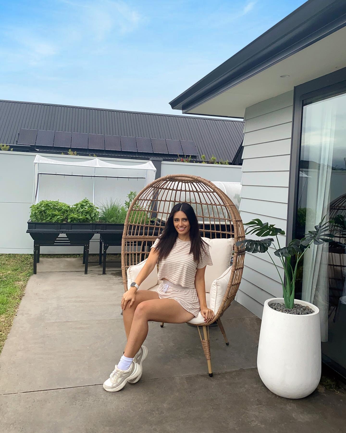 AD // throwback to my happy place in my garden at home over summer 😌🏡 

I&rsquo;d always wanted to grow my food but my black thumb said noooo 🥲 I killed every plant I&rsquo;d ever owned - including the herb pots I bought from the supo so you would