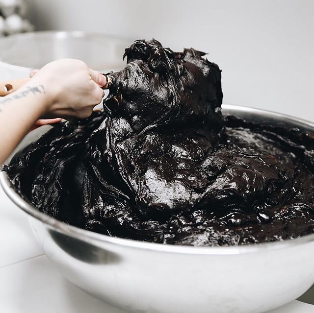 Just look at that brownie batter 😍 no wonder we&rsquo;re selling out every day! Thank you, thank you for the amazing support. See you again at 11 am!