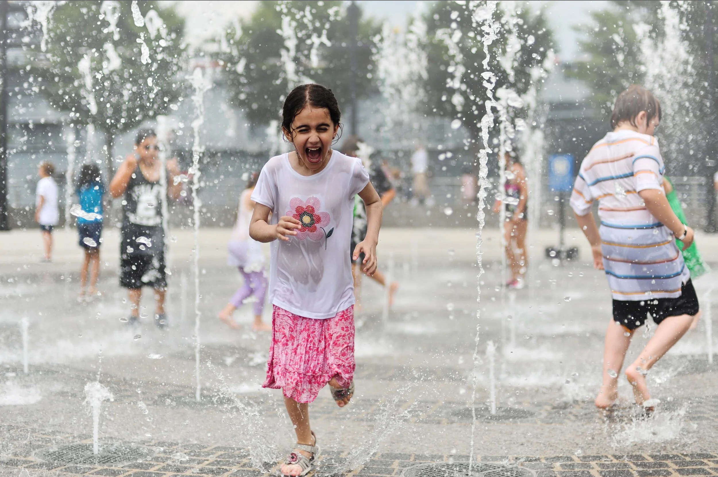 kids-playing-in-fountain_t20_B.jpg