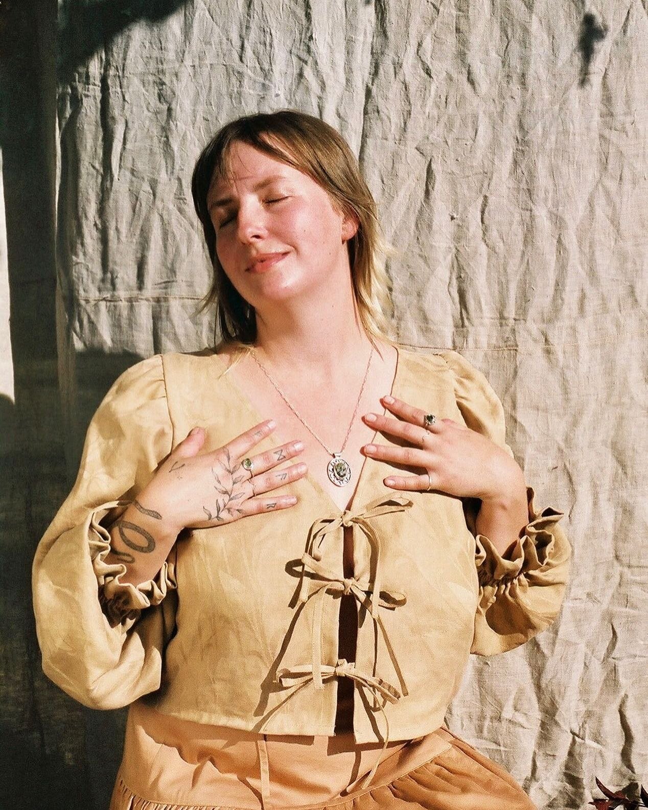 Soaking up those sweet sweet sun rays back in early fall when it still felt like summer✨🌾

@courtsruling looking stunning in all the jewels, wearing @honeysucklegathering clothing. Photo by the amazing @truzysphotos 💗