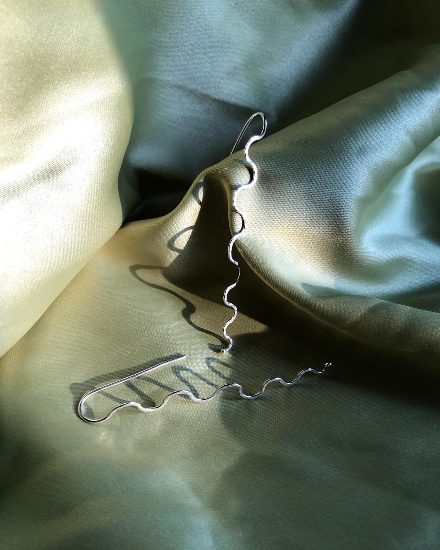〰〰squiggle threaders〰〰

These earrings are so nice and light weight, making them super comfortable for all day wear!

I&rsquo;ve been meaning to post try-on videos of the new earring designs.. hopefully I will get to it this afternoon ✨