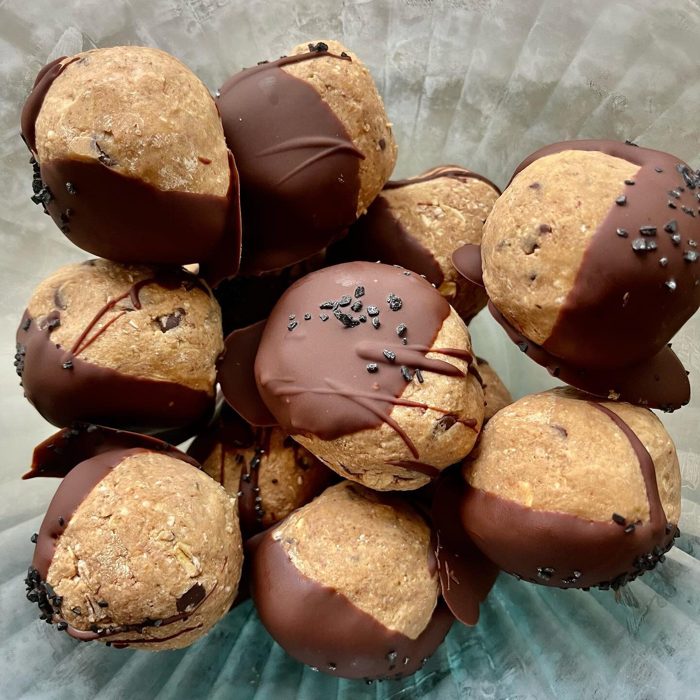 Friday night festivities included making cookie dough protein balls, dipped in chocolate, topped with sea salt&hellip; ⁣
⁣
recipe yields about 32 balls and it&rsquo;s a must share!⁣
⁣
Guesstimates: a little over 2 cups of blended oat flour (made by b