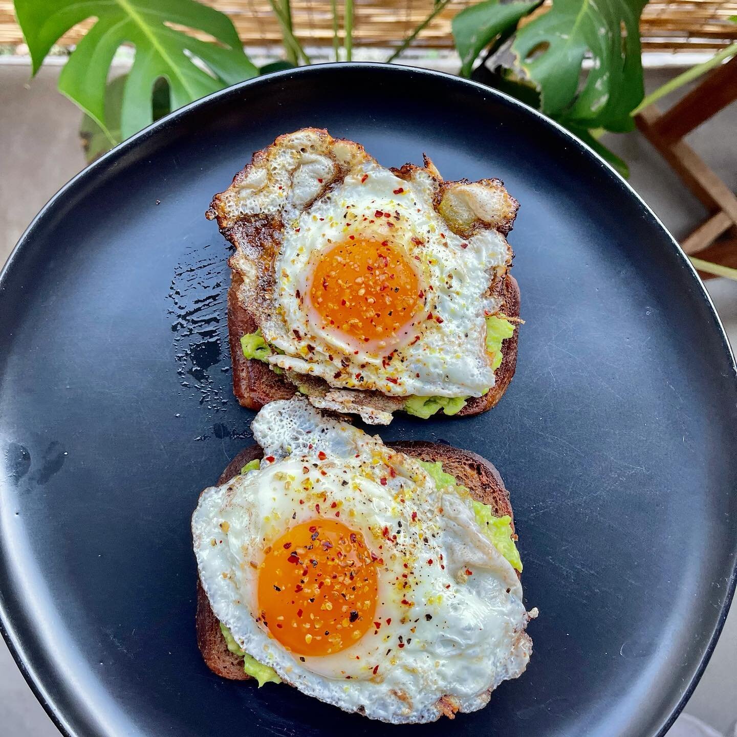 ⁣
⁣
morning toast brought to you by @simplekneads_gf &amp; @vitalfarms where the bread is so fresh and so clean and the girls over at the farms live their best outdoor life. ⁣
⁣
sunny side up eggies sit on top of fresh and easy homemade guac (1 whole