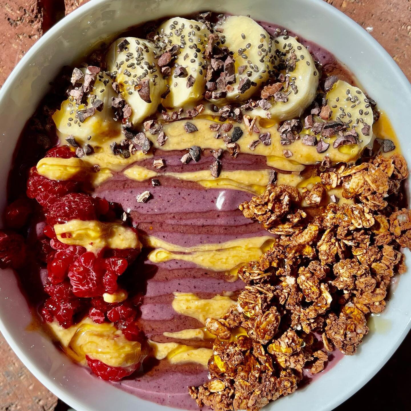 Protein a&ccedil;a&iacute; bowl for the perfect spring morning breakfast✨ ⁣
⁣
Ingredients: ⁣

&bull;1 cup of organic berry blend (strawberries, blueberries, blackberries, raspberries) ⁣
&bull;1 scoop of vanilla protein powder ⁣
&bull;1 tbsp. honey ⁣
