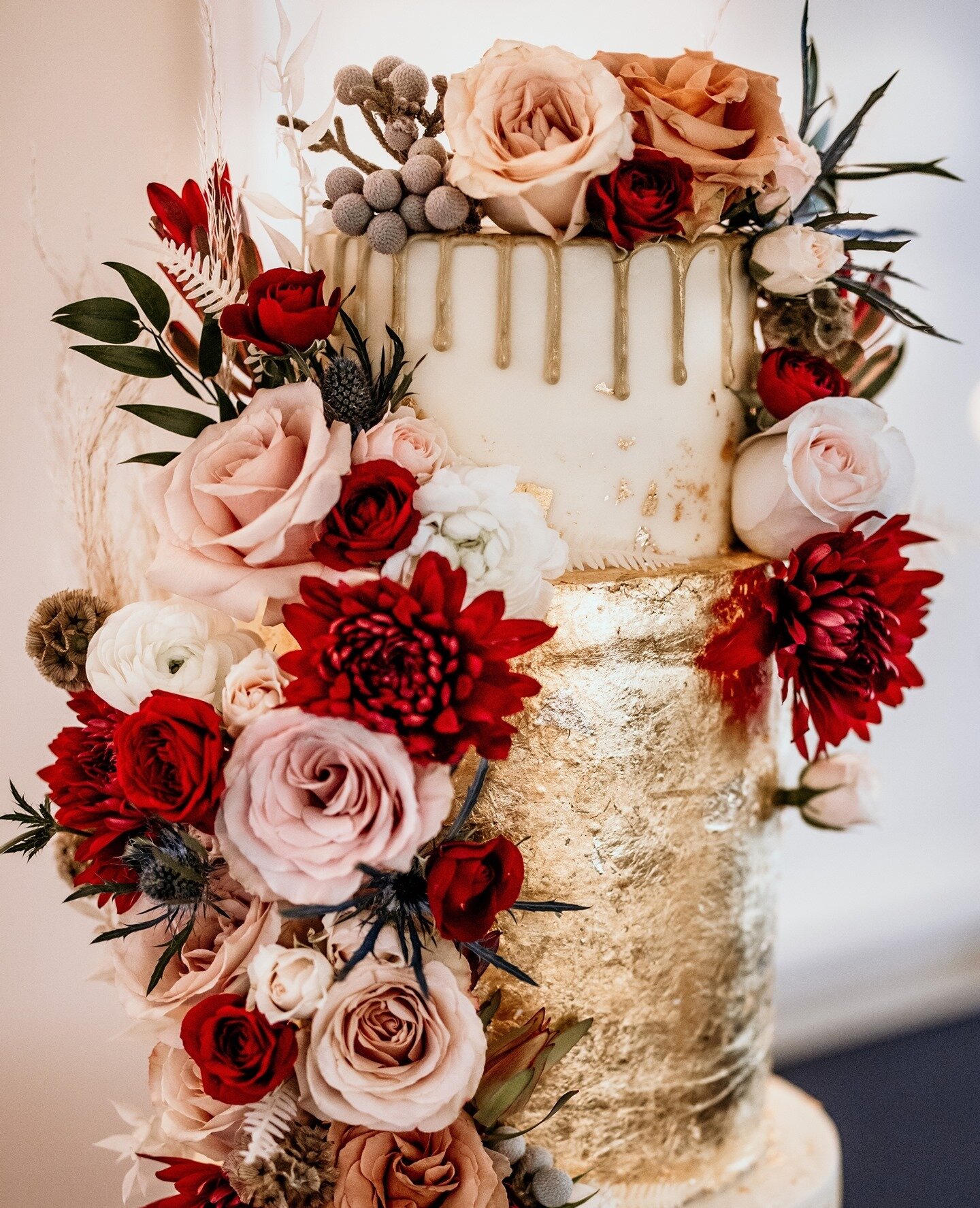 Trading coffee for cake this morning and blaming it on @farmhousecakesllc. ⁠
⁠
Absolutely blown away by this work of art, there is nothing like the beauty created when florals and sweets meet! 😍⁠
⁠
Planning + Design: @taylorfalconevents⁠
Florals: @f