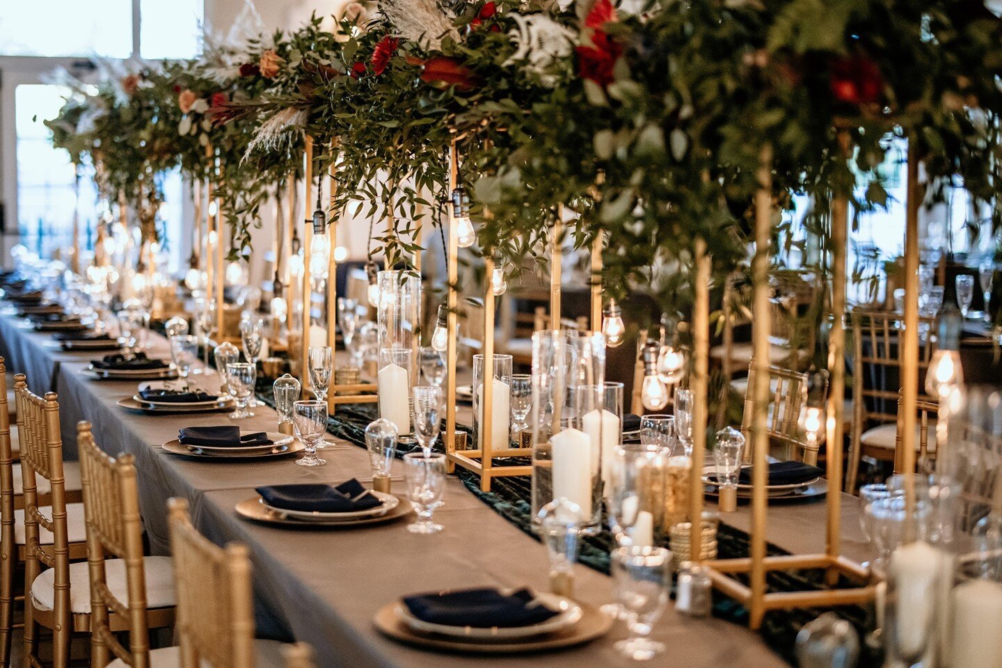 Bringing your tablescape ambiance to a whole new level! Dinner by candle light wasn't going to cut it, so we lined the entire table with dangling Edison bulbs. ⁠
⁠
Elevating design and illuminating spaces! 💡✨⁠
⁠
Planning + Design: @taylorfalconevent