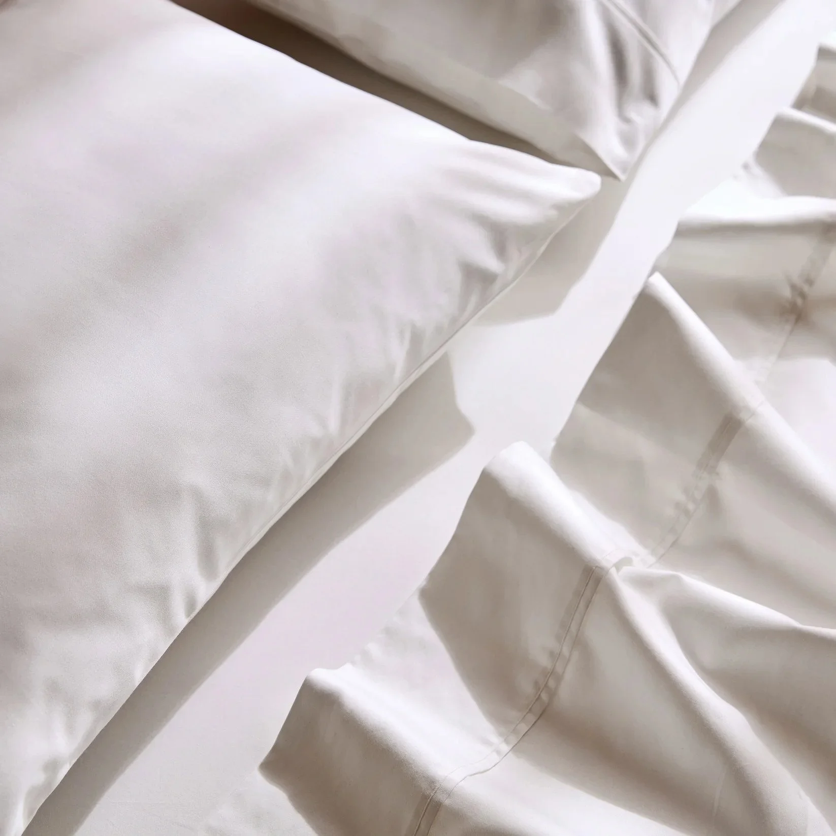 400TCCottonSheetSet_4pc_White_DetailPillowcase_1-ezgif.com-webp-to-jpg-converter.jpg