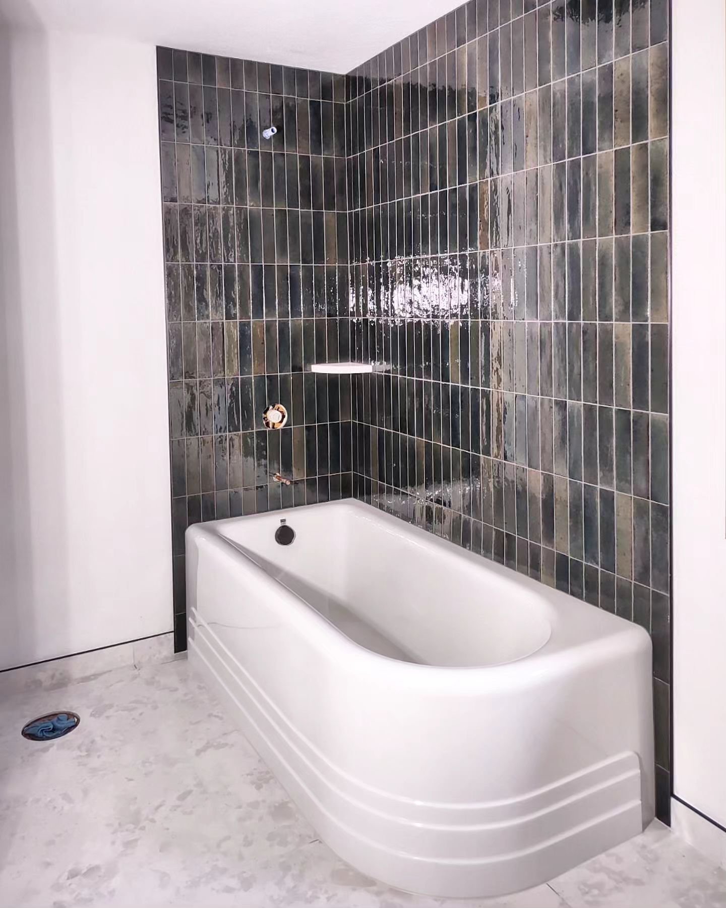 The curved tub featuring the salmon tile