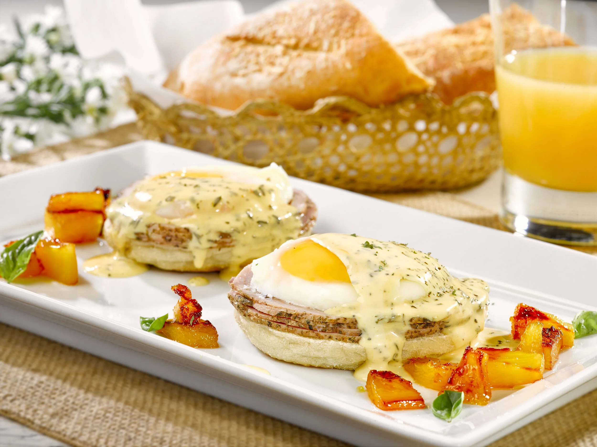 15225 Huevos Benedictinos con jamón de hierbas R.JPG