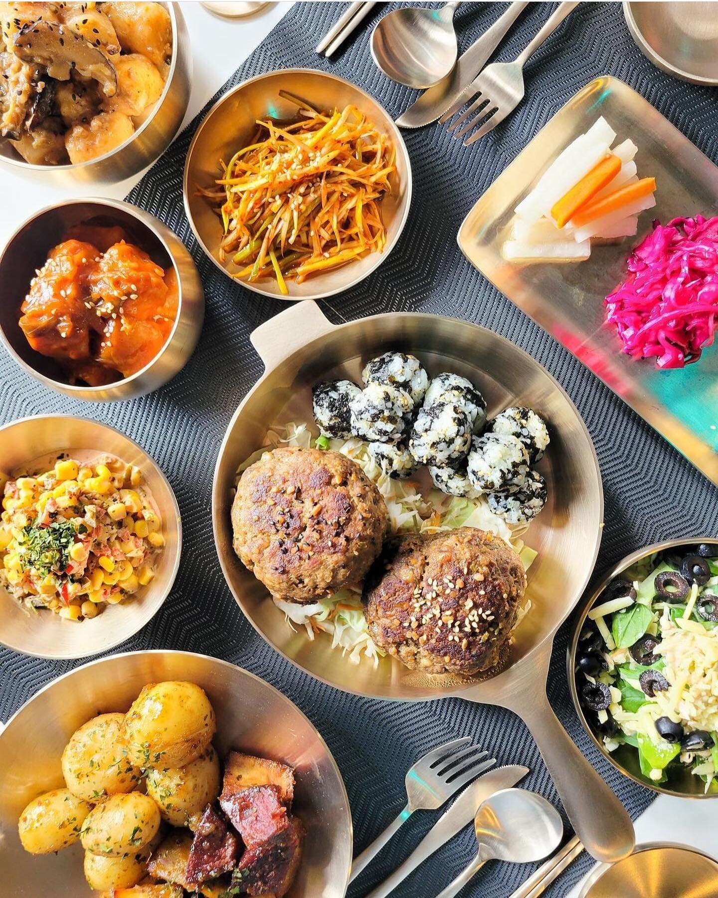 @meet_balls_nz is NZ&rsquo;s first Korean royal rissole restaurant originating as a royal court dish during the Joseon Dynasty. 

Check out their &lsquo;Surasang&rsquo; Kings Dinner Table experience for 2 served in &lsquo;Bang Jja&rsquo; the Korean t