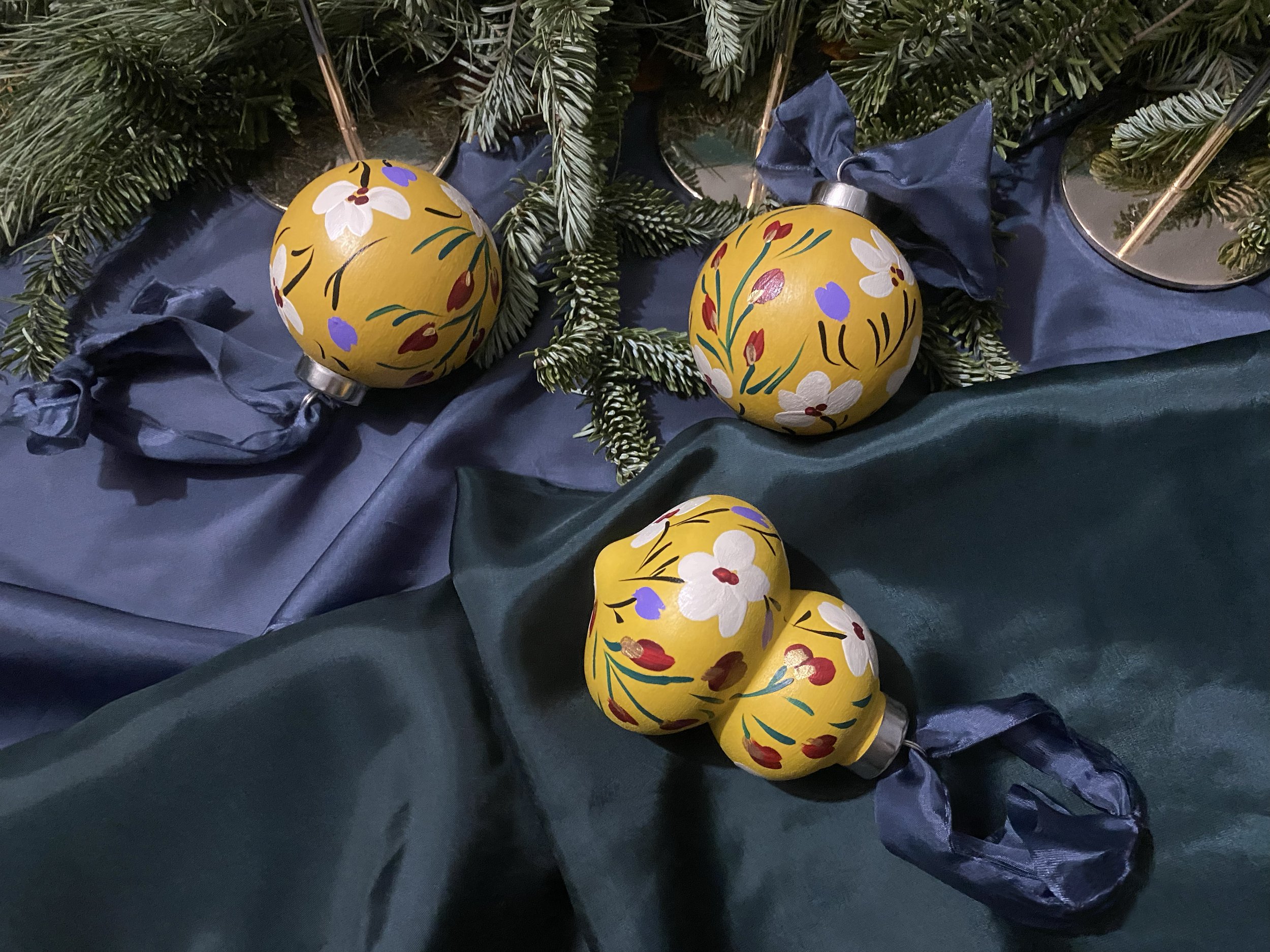 Yellow_ornaments.jpg