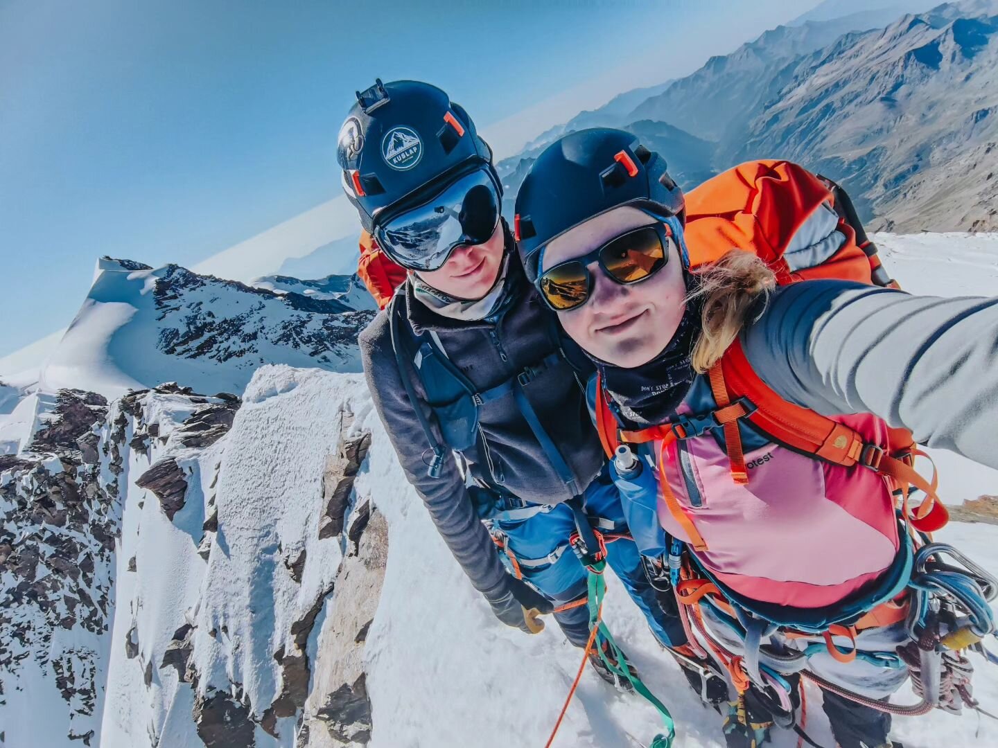 TUTVUME VEDURITEGA - Kelli ja Kaarel Kuslap!

Kuslapite puhul on tegemist t&otilde;siste &Scaron;veitsi Alpide spetsialistidega 🇨🇭. Olles seal veetnud l&otilde;viosa oma viimastest suvedest, tunnevad nad sealseid orgusid nagu oma kodulinna.

🏔️ Ku