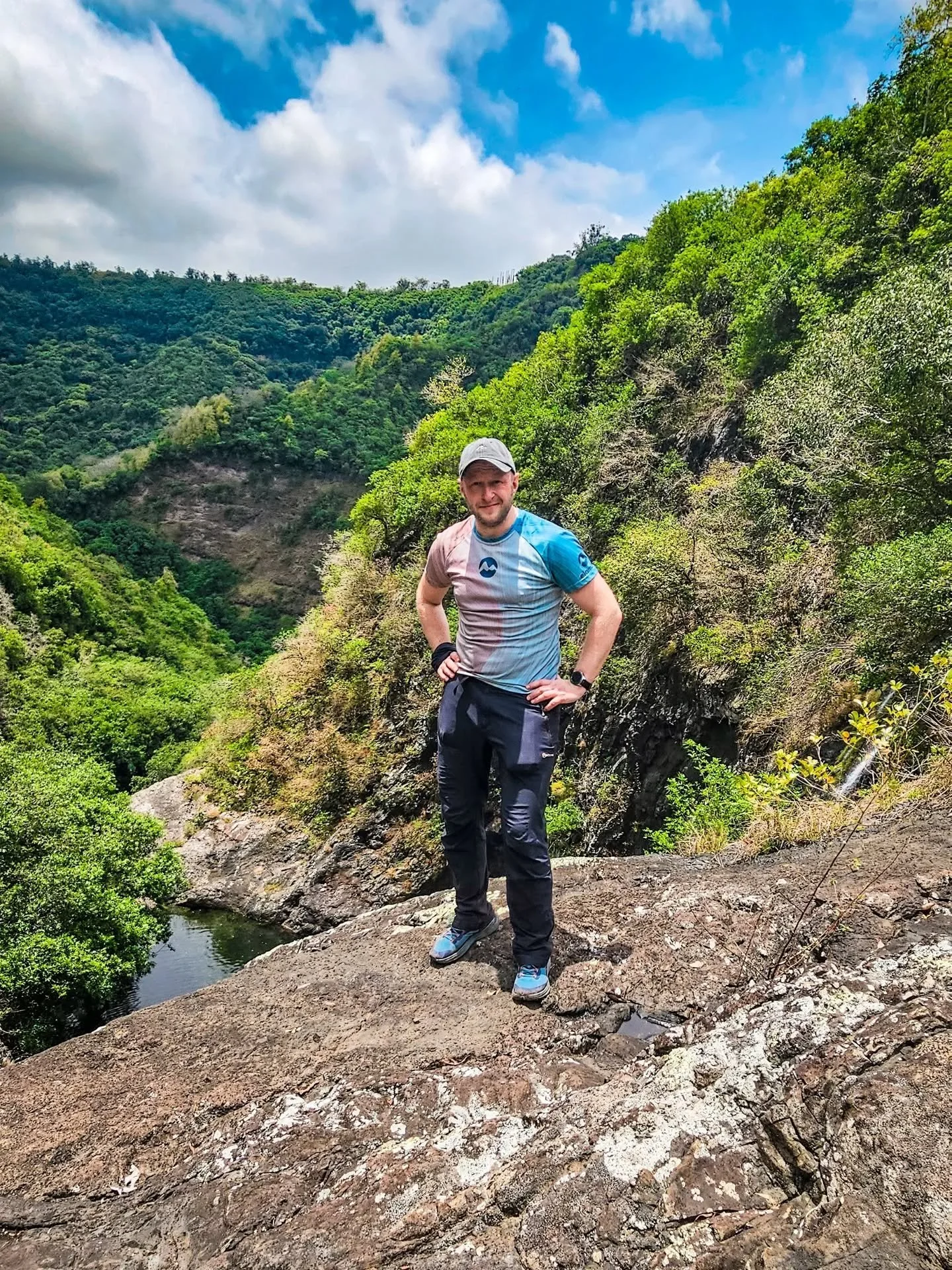 Jalgsimatk Mauritiusel oli &uuml;les ehitatud selliselt, et umbes n&auml;dalase aktiivse puhkuse jooksul saaks terve saare l&auml;bi uurida, nii matkarajad kui ka &bdquo;kohustuslikud&ldquo; turismiobjektid.

Matkasime saare erinevatel matkaradadel, 