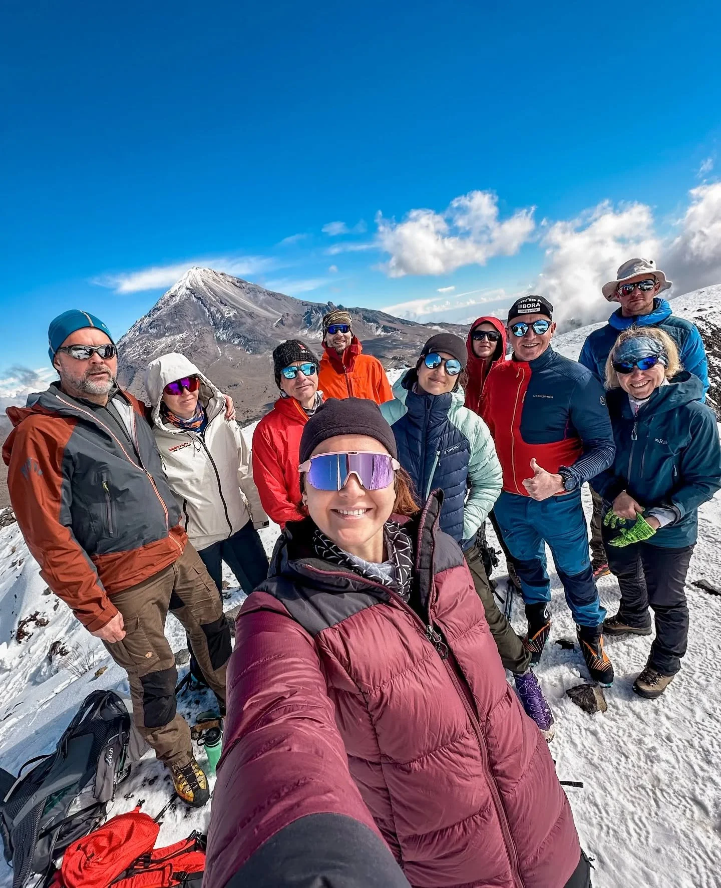 PICO DE ORIZABA (5636 m) ✅️

Markole ja Kerttule on saanud juba traditsiooniks veeta j&otilde;ulud ning aastavahetus kaugel eksootilisel maal tippe ronides. Ja et seltsis segasem oleks, siis loomulikult koos pundi teiste m&auml;ehuvilistega.

Nii ka 