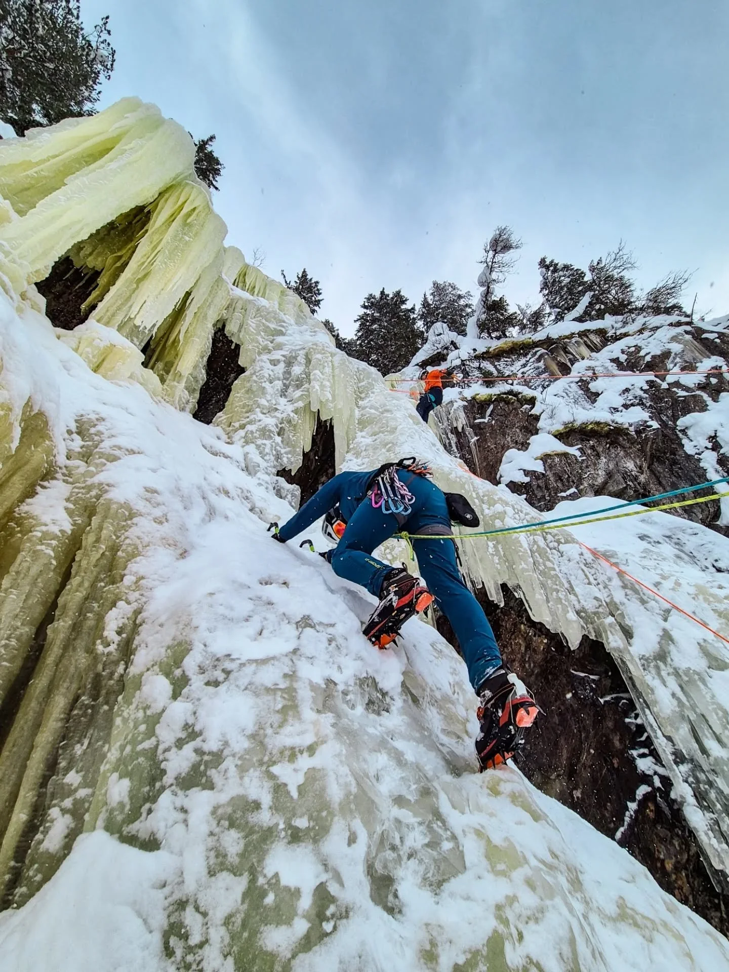 Selle aasta esimene reis purgis! ✅️

Norra j&auml;&auml;ronimisreis pakkus nii palju enamat kui algselt eesm&auml;rgiks v&otilde;eti. Kes tahtsid, said leadida, paar t&uuml;kki proovisid ka multi-pitchi, k&otilde;ik ronisid pikki-pikki radu, mis tund