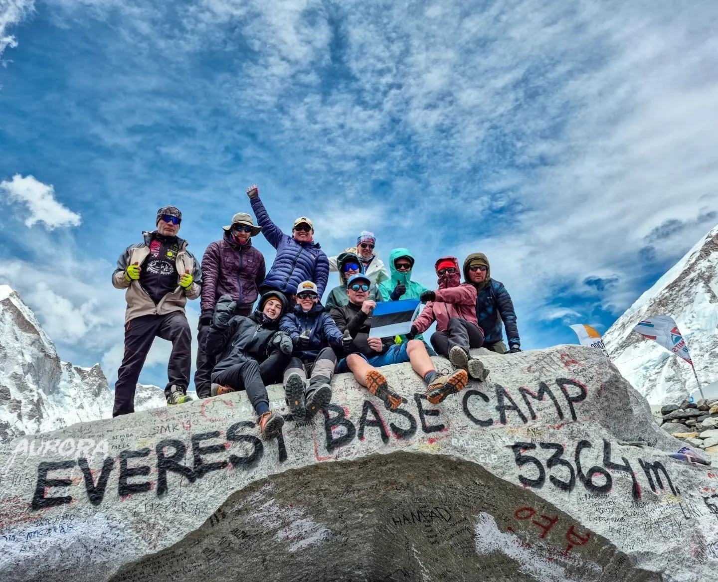 Kuidas l&auml;ks meie k&otilde;ige esimesel Nepaali m&auml;gimatkal?

Reisi p&otilde;hieesm&auml;rk, Everesti baaslaager, sai 100% t&auml;idetud! Kogu grupp seisis 5. mail 5364 m k&otilde;rgusel m&auml;e jalamil Khumbu liustiku alguses.

Oi kui palju