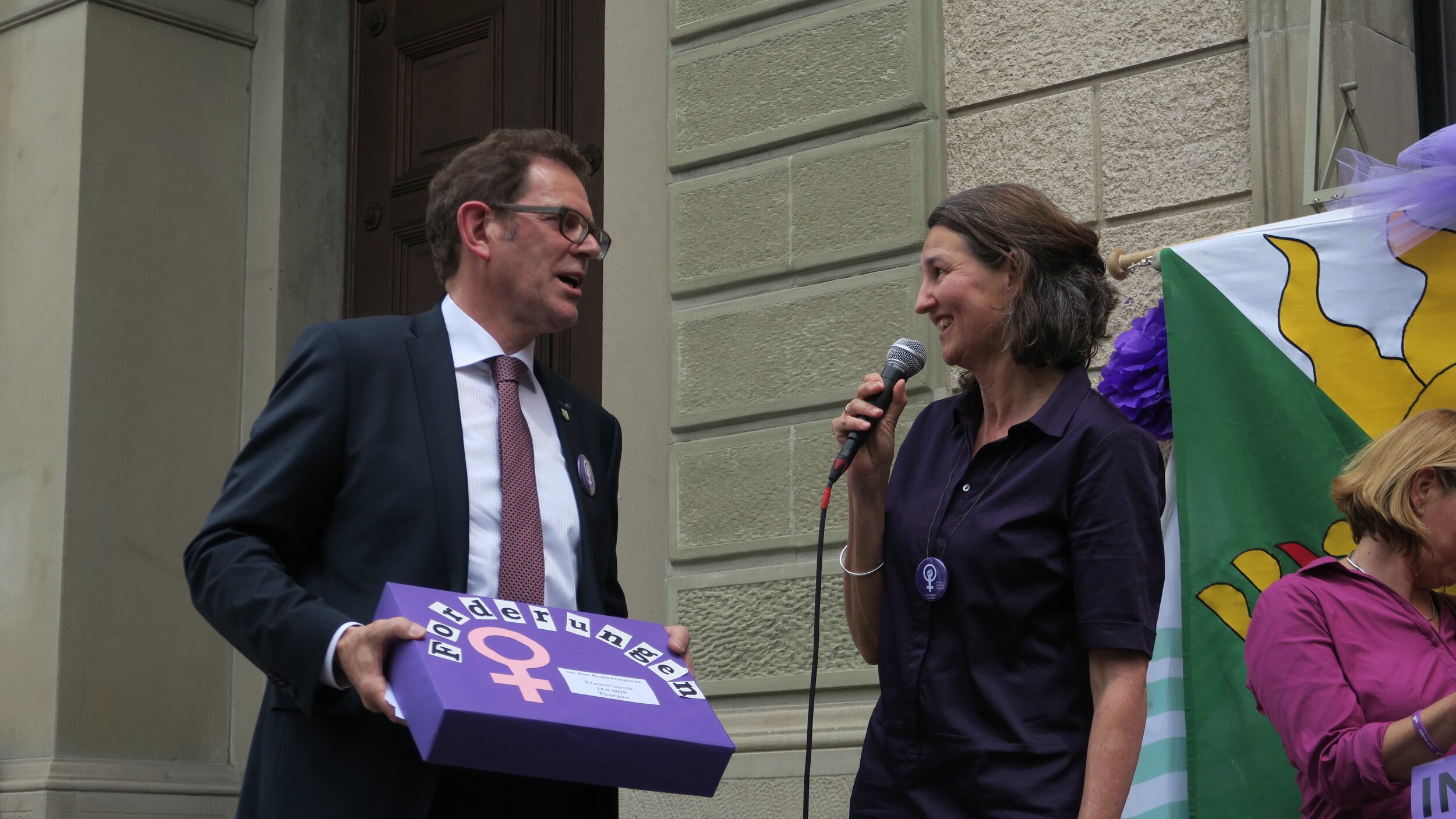  In Frauenfeld, um 12.00 Uhr vor dem Regierungsgebäude: Kurzreden und Forderungen der Frauen und Übergabe der Botschaft an den Regierungsrat. 