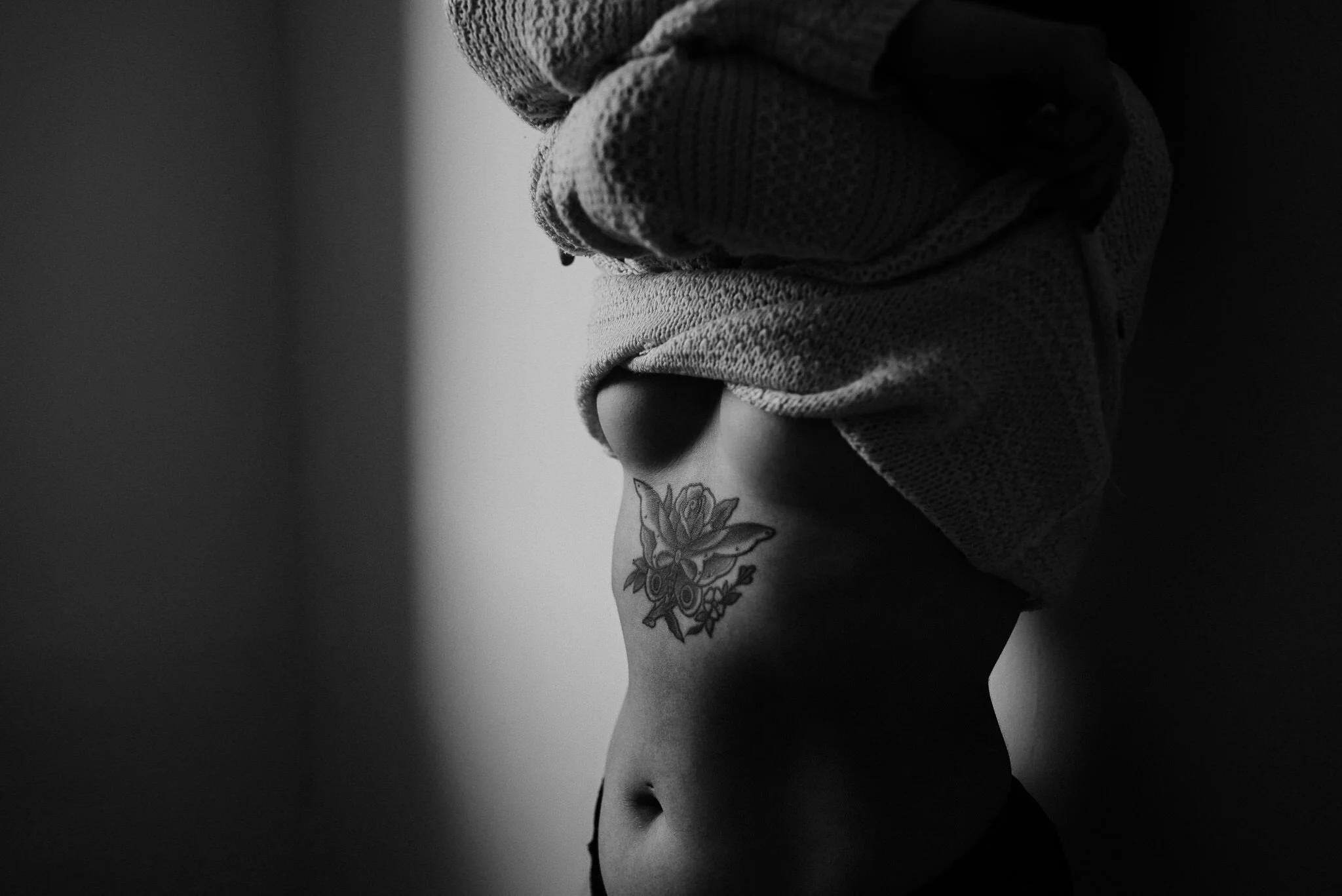 boudoir portret van een vrouwenlichaam in zwart wit