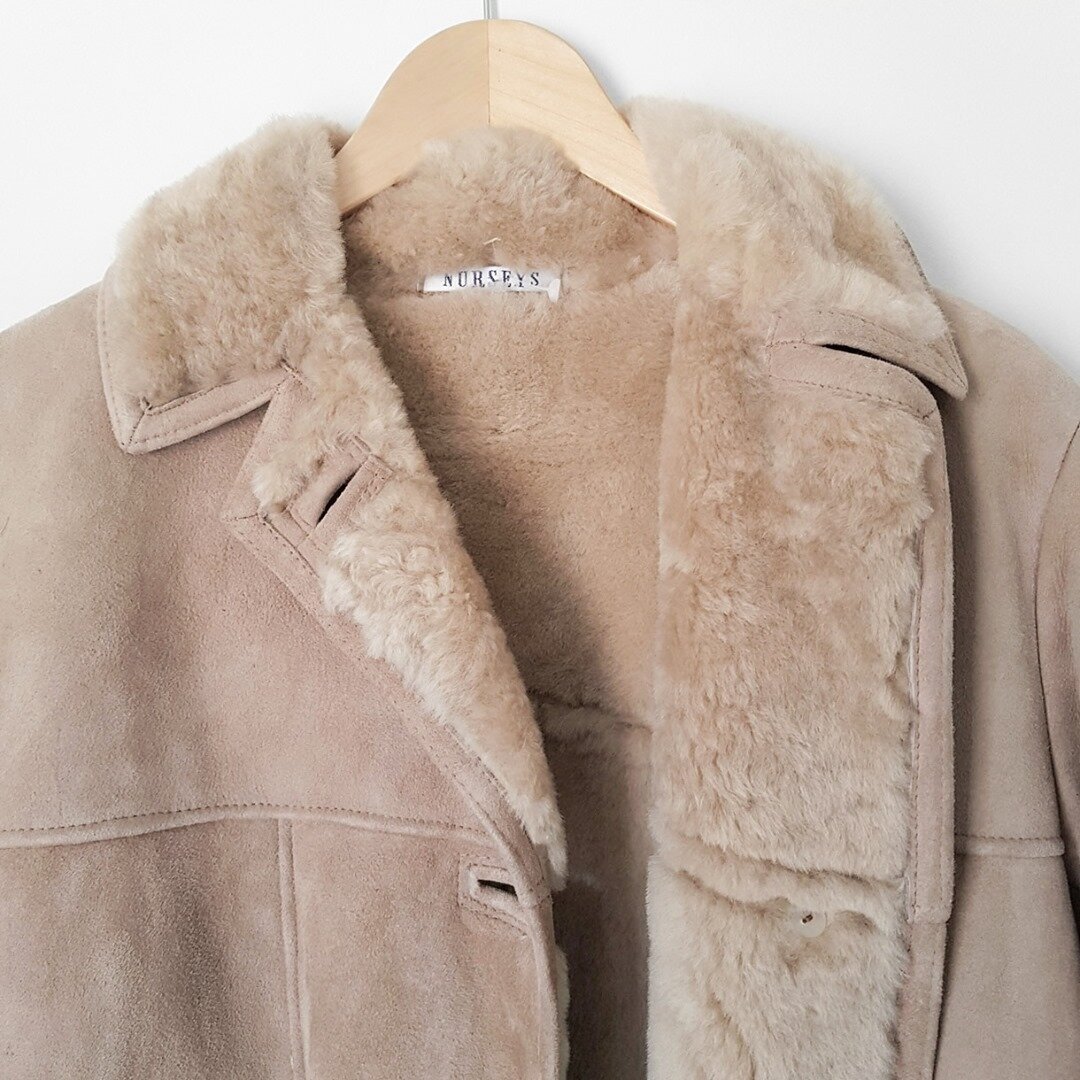 New arrival, luxury beige suede and fleece coat perfect for the cold winter weather ⛄⁣
⁣
Made In Suffolk, England by Nursey of Bungay, a family run business making fine sheepskin products since 1846.⁣
⁣
Size: bust: 41&rdquo;, waist: 42&rdquo;, hips 4