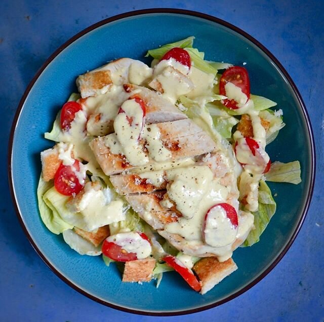 Salade Caesar pour le d&eacute;jeuner #livraisonadomicile #chefadomicile #saladecaesar #pouletgrille #poulet #parmesan #tomates #salade #iceberg #gourmand #atable 👩🏻&zwj;🍳🥗