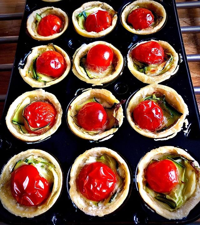 Tartelettes aux l&eacute;gumes de saison 👩🏻&zwj;🍳😋 #tartelette #tomatescerises #courgettes #cremefraiche #pavot #weddingday #mariagecivil #aperitif #cocktail #gourmand