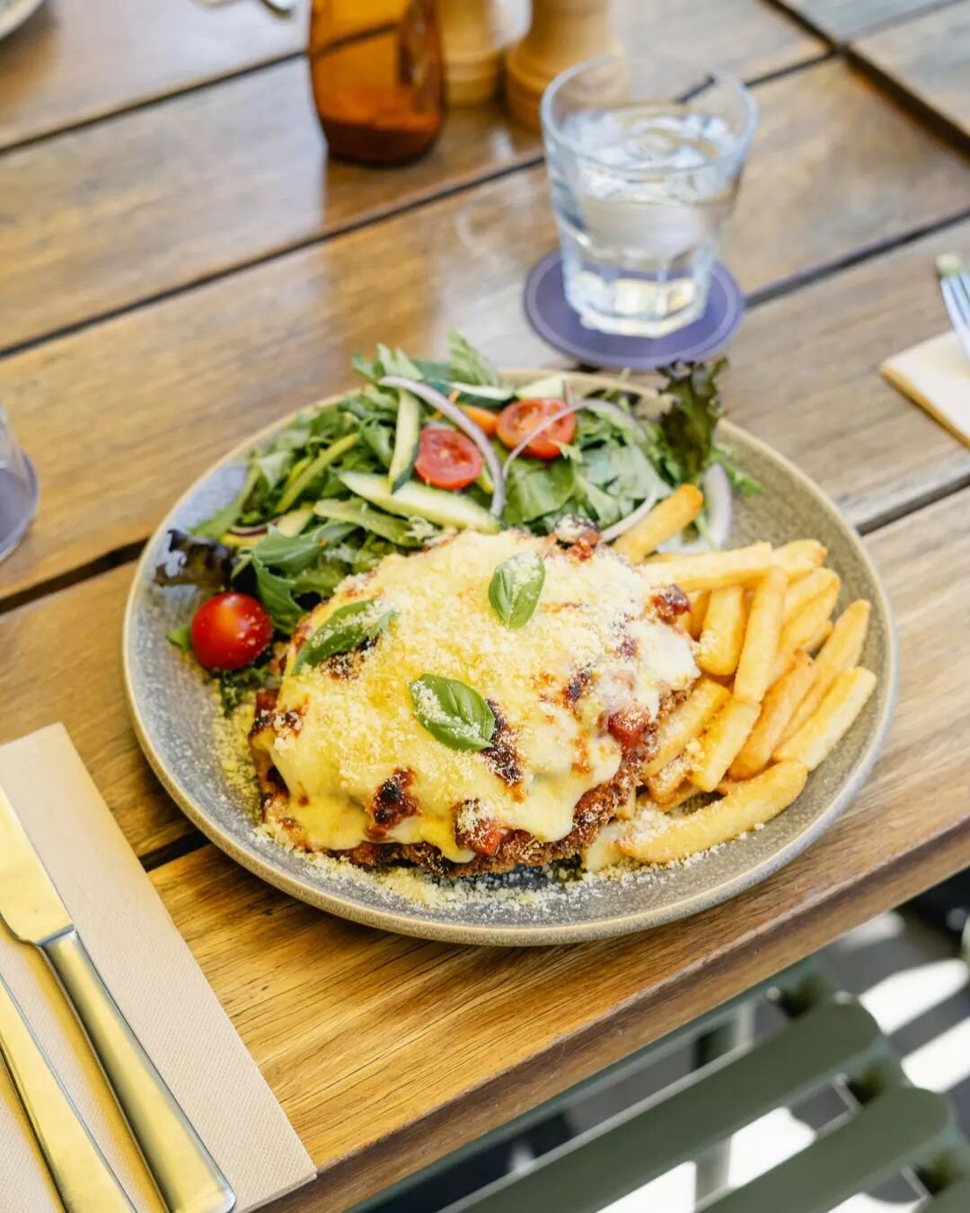 Our new Mediterranean Parmi is a must-have this Wednesday!

Indulge in the perfect Parmi, packed with chorizo, olives, roasted peppers, smoked paprika and so much more.

For bookings follow the link in our bio.