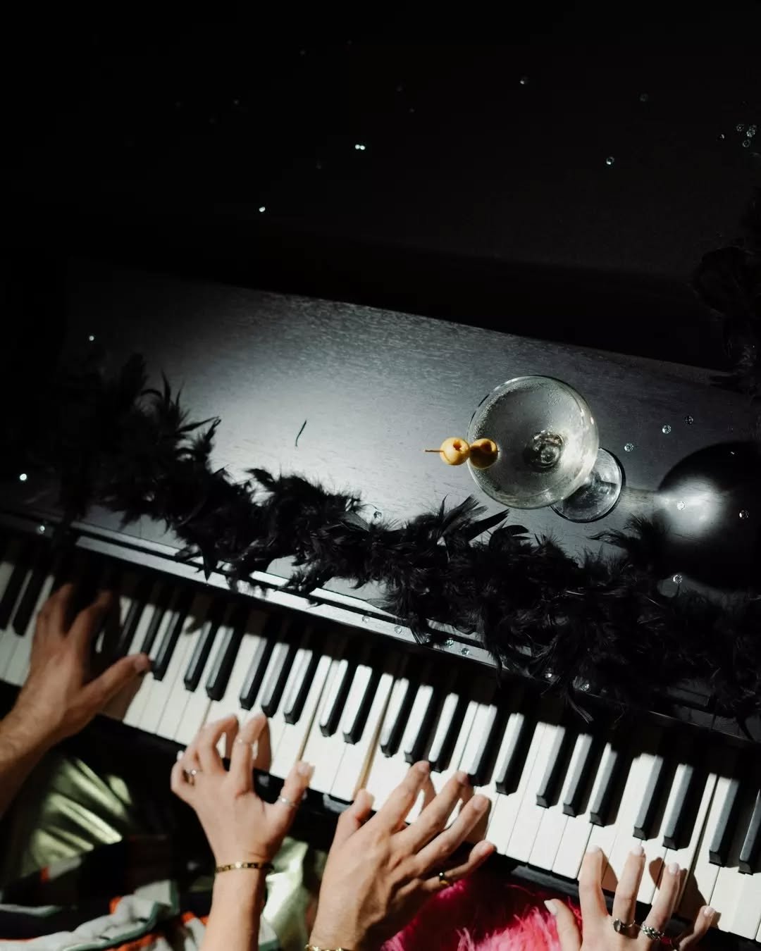 Join us for Duelling Pianos this weekend and a whole lot of live music on Sunday and Friday too ✹

✹ Friday 5pm: @adrianhoffmannmusic kicks off the weekend in our Lobby Bar!
✹ Saturday 8:30pm: DUELLING PIANOS with Stu Johns &amp; Robert Graham&nbsp;?