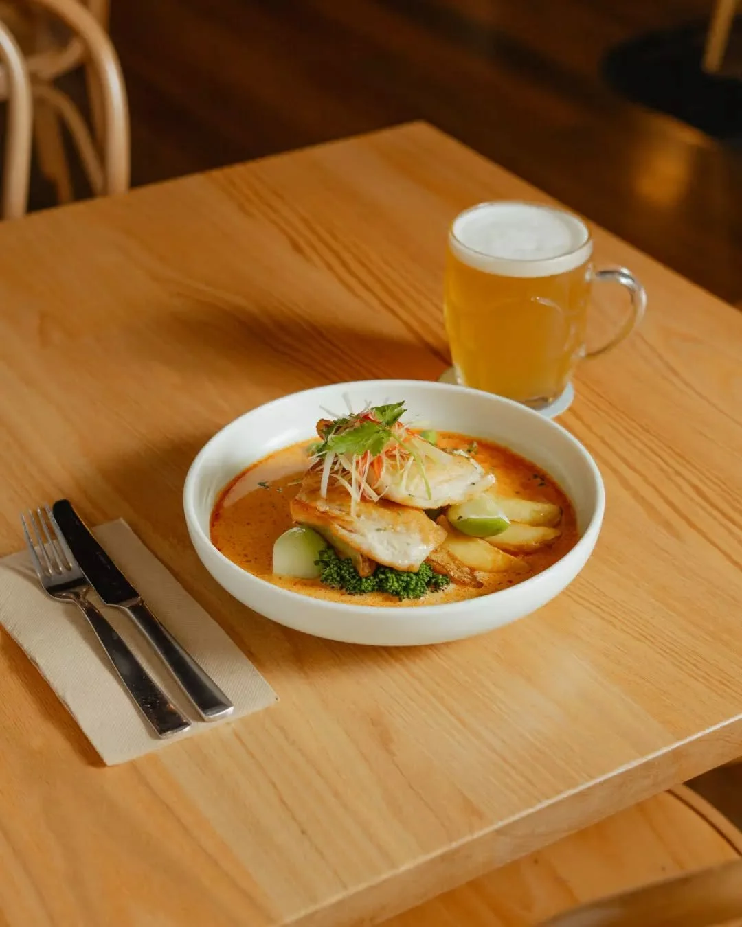 Dive into summer with our Market Fish 🌞 

Pan-seared local catch in a rich coconut laksa sauce, served with potato wedges, Asian greens, crispy shallots and fresh coriander!