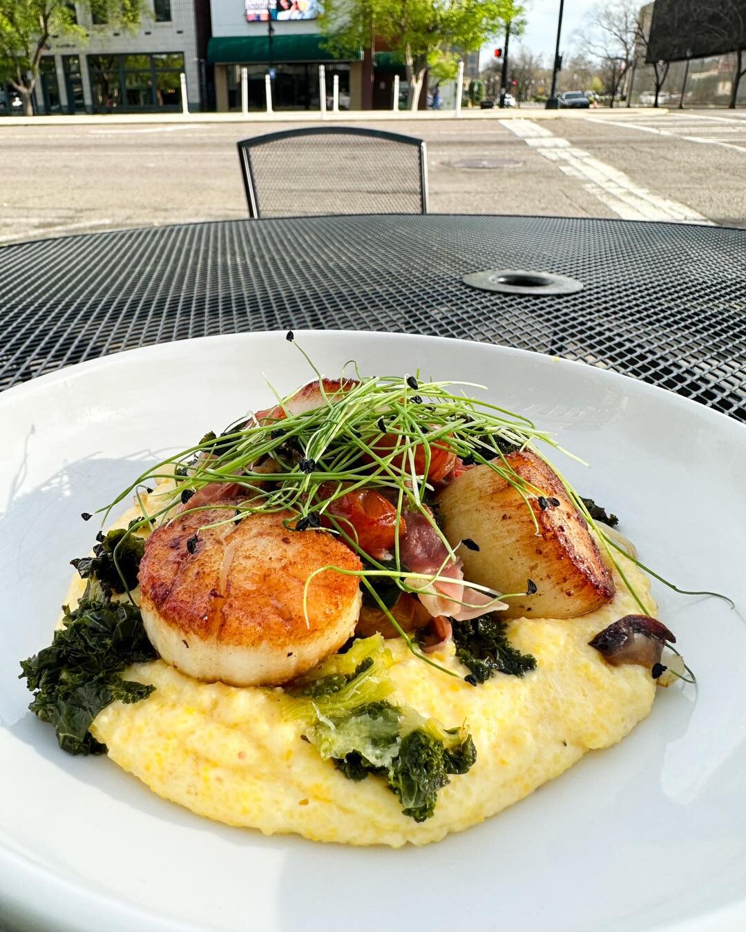 Indulge in coastal flavors with our weekend special: Scallop n&rsquo; Grits! 🌊 Savor tender diver scallops atop creamy SC yellow grits, paired perfectly with kale and savory prosciutto. Limited time only! 

#WeekendSpecial #ScallopNGrits #CoastalFla