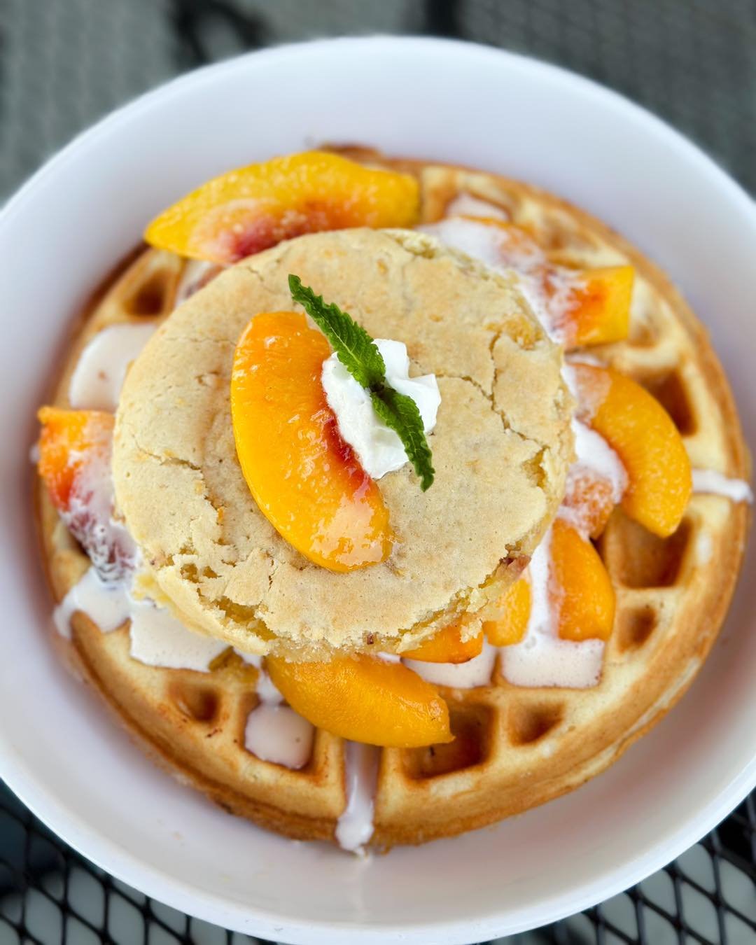 ⛳️ Wrapping up Masters Week with a sweet finale! Don't miss out on our Peach Ice Cream Sandwich Waffle special this weekend at Pineapple Ink Tavern. Indulge in the perfect blend of flavors before the week ends! 🍑🍨🏌️&zwj;♂️ 

Reserve your table now