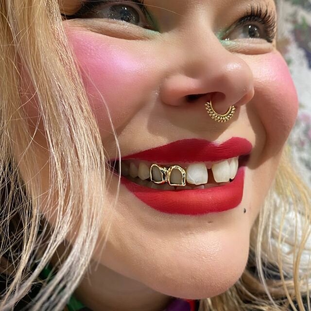 Let us give you a reason to smile 😏 make an appointment for your custom grillz today 🌟 10k, 14k 18k yellow or white gold, 1-6 teeth, any design. Pricing on our website 💸 link in profile to book 💫