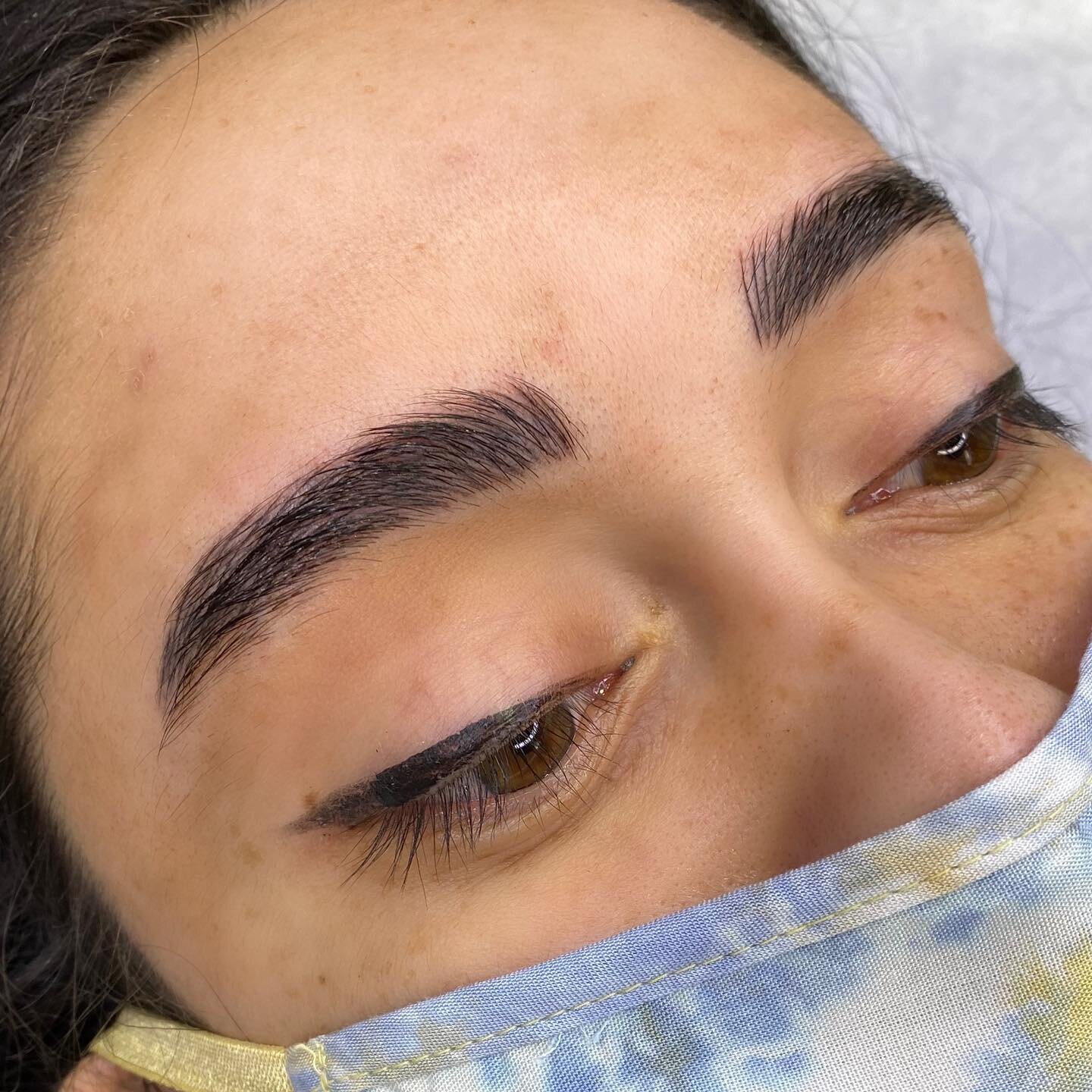 Are you sick of drawing your eyebrows on every day ? Microblading may be right for you ! Microblading is a form of cosmetic tattooing. It is the process of applying tiny, individual hair-like strokes, following the directional growth of natural eyebr