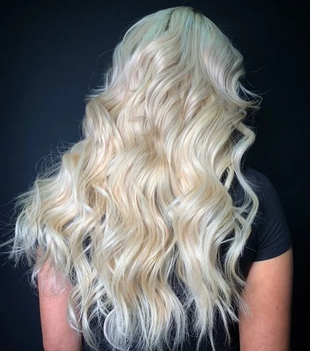 Before &amp; after Keratin tip fusion extensions by @gusstylist 🤩 Gus used 4 different blonde tones from @bellamihairpro to make this custom dimensional blonde blend for his client 🤍 curious about hair extensions? Book a hair extension consultation