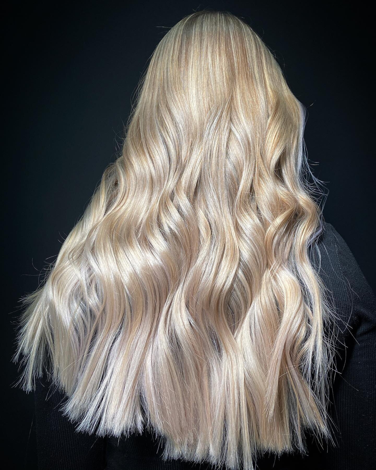Highlights by @kristina.d.beauty 🤍🤍🤍 check her post for process details 🧐 this is her clients second blonding session which included a full head of baby lights (super fine highlights), custom toning and a @brazilianbondbuilder treatment for that 