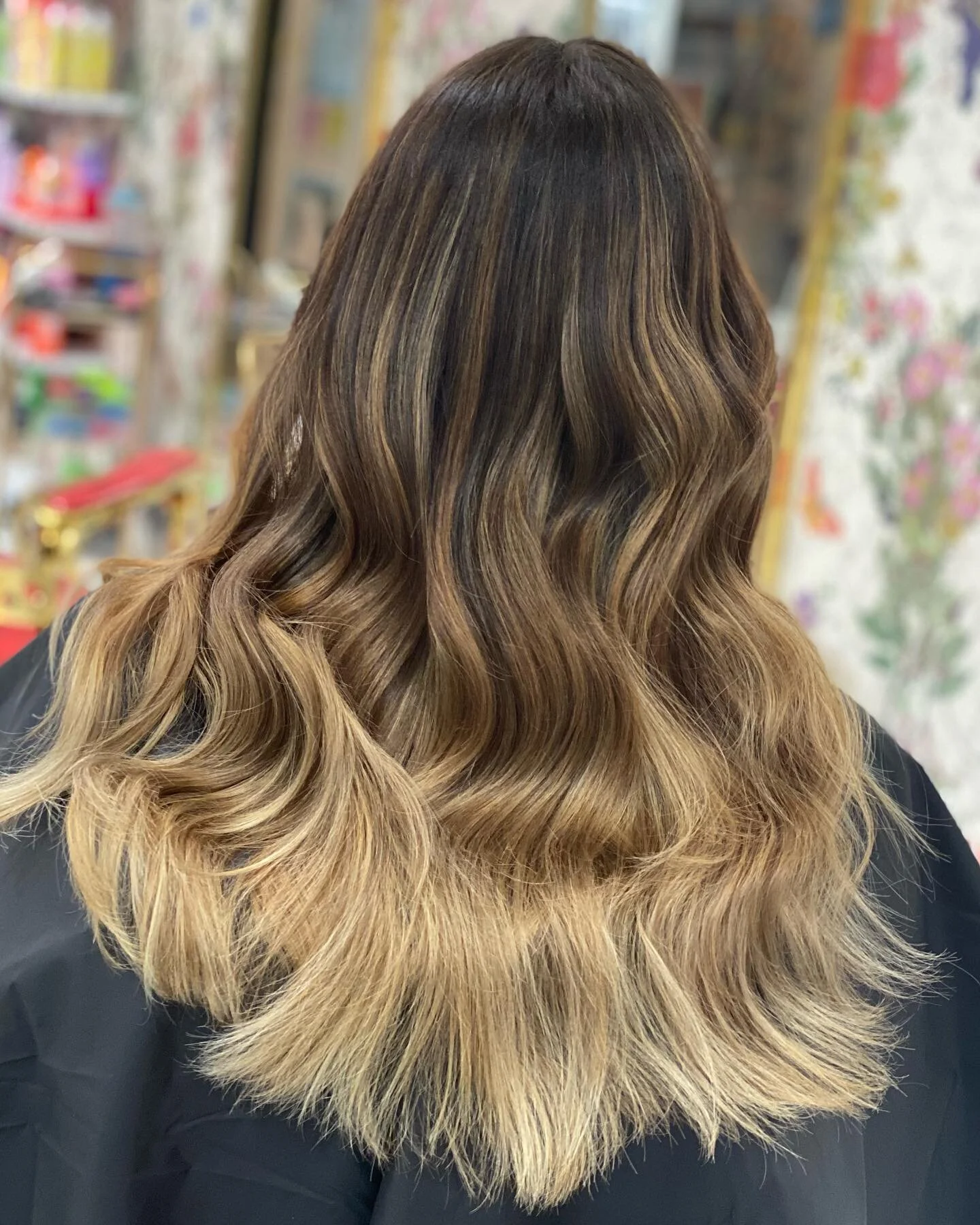Before and after by @kristina.d.beauty 😱💖 stunning transformation with our Custom Balayage Highlights Package which allows us to use a combination of different highlighting techniques to achieve your blonde goals for one flat fee ✨ more information