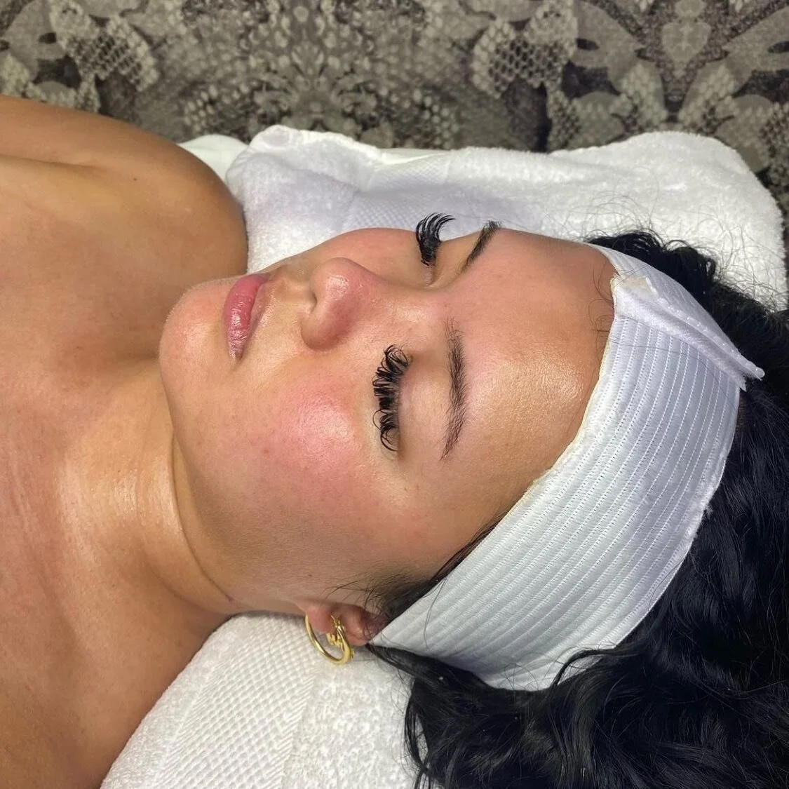 Check out that post facial glow ✨ Zoom in on those squeaky clean pores 🕵🏻&zwj;♀️🧼 Facials starting at just $50 🤩 

What leaves the skin glowing?
Proper blood circulation, oxygen within the skin cells, hydration/moisture, and exfoliation! 

⭐️ Cus