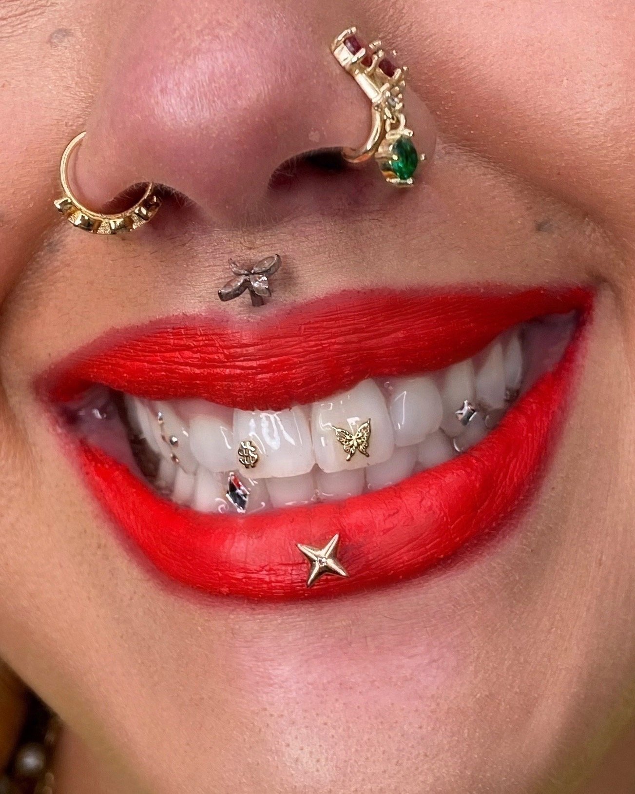 Let&rsquo;s start the new year with tooth gems.🥂 

Tooth gems with Amanda @proper_demanda
📍Live By The Sword Salon | Williamsburg, Brooklyn
Book your tooth gem appointment now at www.livebytheswordsalon.com
.
.
.
#nyctoothgem #toothcharm #toothgem