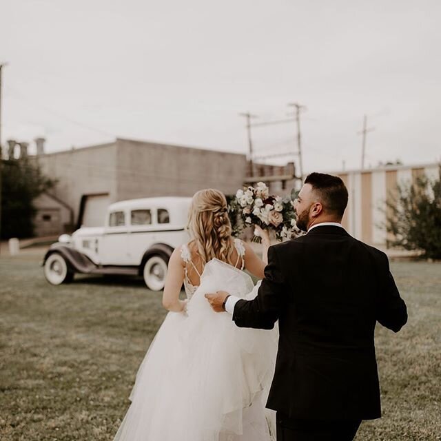 Happy one-year anniversary, 
R A C H A E L + J A C O B💫 #cheerstothechapmans 
This stunningly beautiful wedding is now on the blog. [🔗 in bio] 📷 by @susan.alyse .
.
.
.
.
Photography | @susan.alyse 
Catering | @andopizza 
Florals | @crookedrootsde