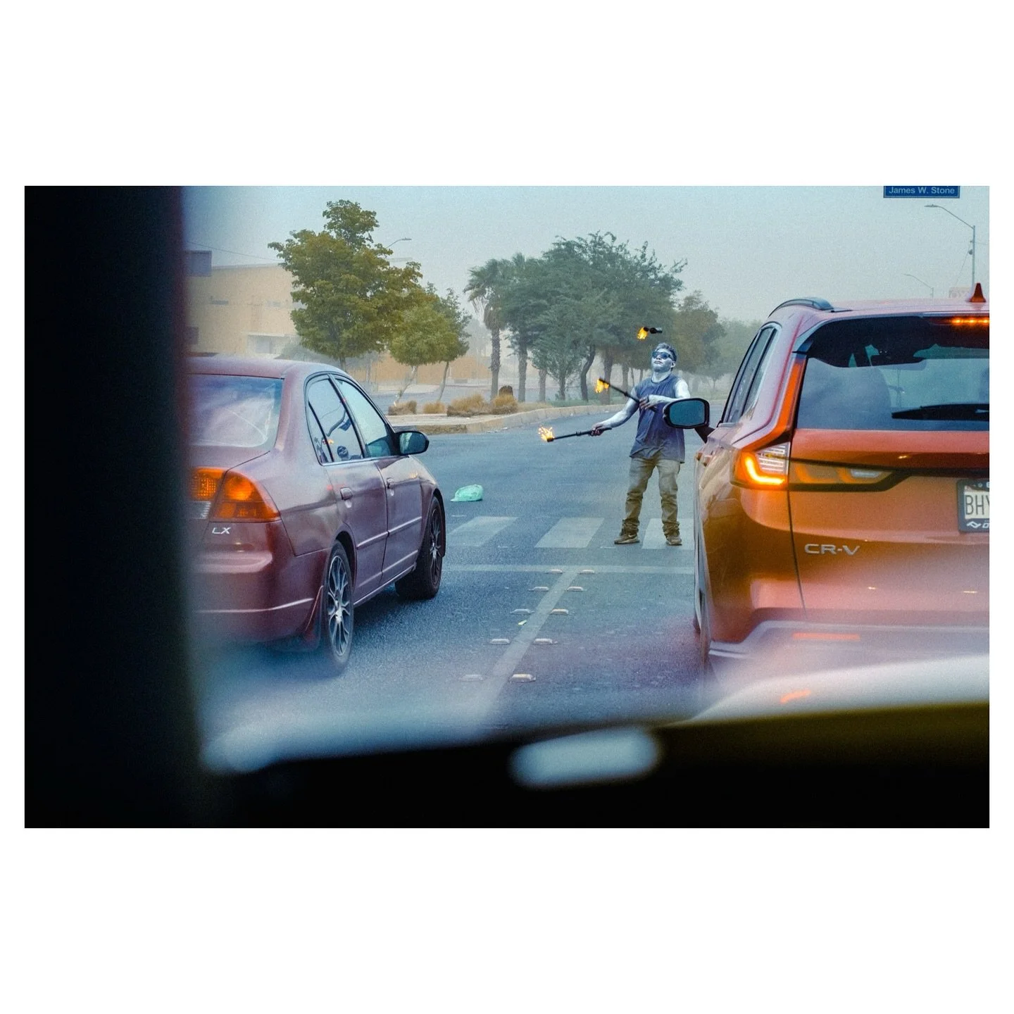 Siempre me gana el sem&aacute;foro

Fujifilm xt30ll + Thypoch Simera 28mm f/1.4

#photostreetmexico #streetscenesmag #madewithlightroom  #streetphotography #streethunters #street_macadam #street_me_up #fujifilmxt30 #spicollective #sdmfeatures #teamst