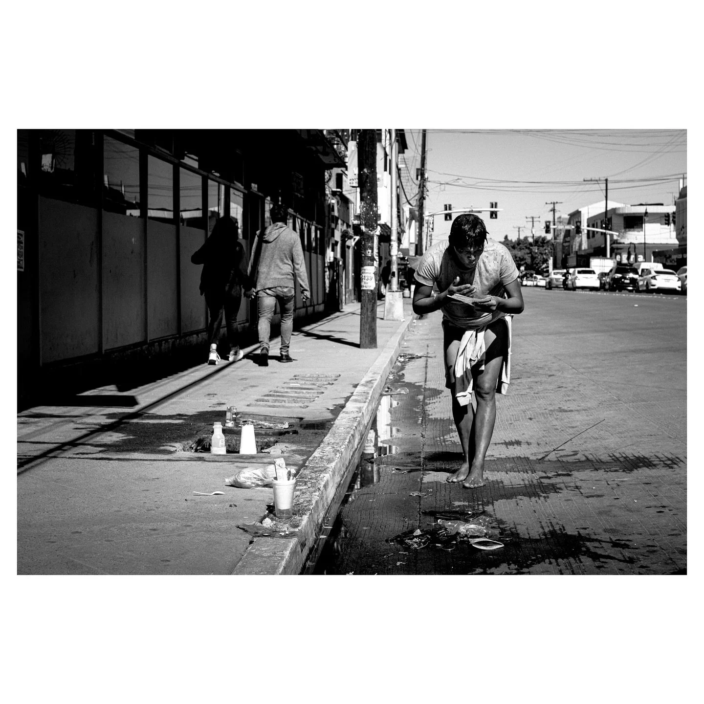 Ethical boundaries may be crossed in street photography

Fujifilm xt30ll + Thypoch simera 35mm f/1.4

#photostreetmexico #streetscenesmag #madewithlightroom  #streetphotography #streethunters #street_macadam #street_me_up #fujifilmxt30 #spicollective