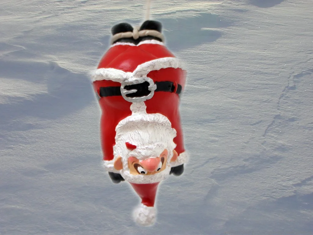 DEADSANTA .  Der lustig kopfüber hängende Weihnachtsmann :-)