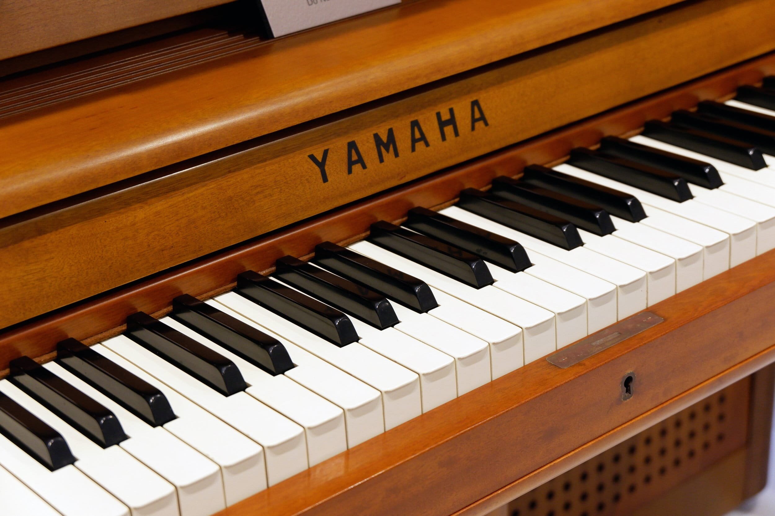 brown+Yamaha+upright+piano+with+keys