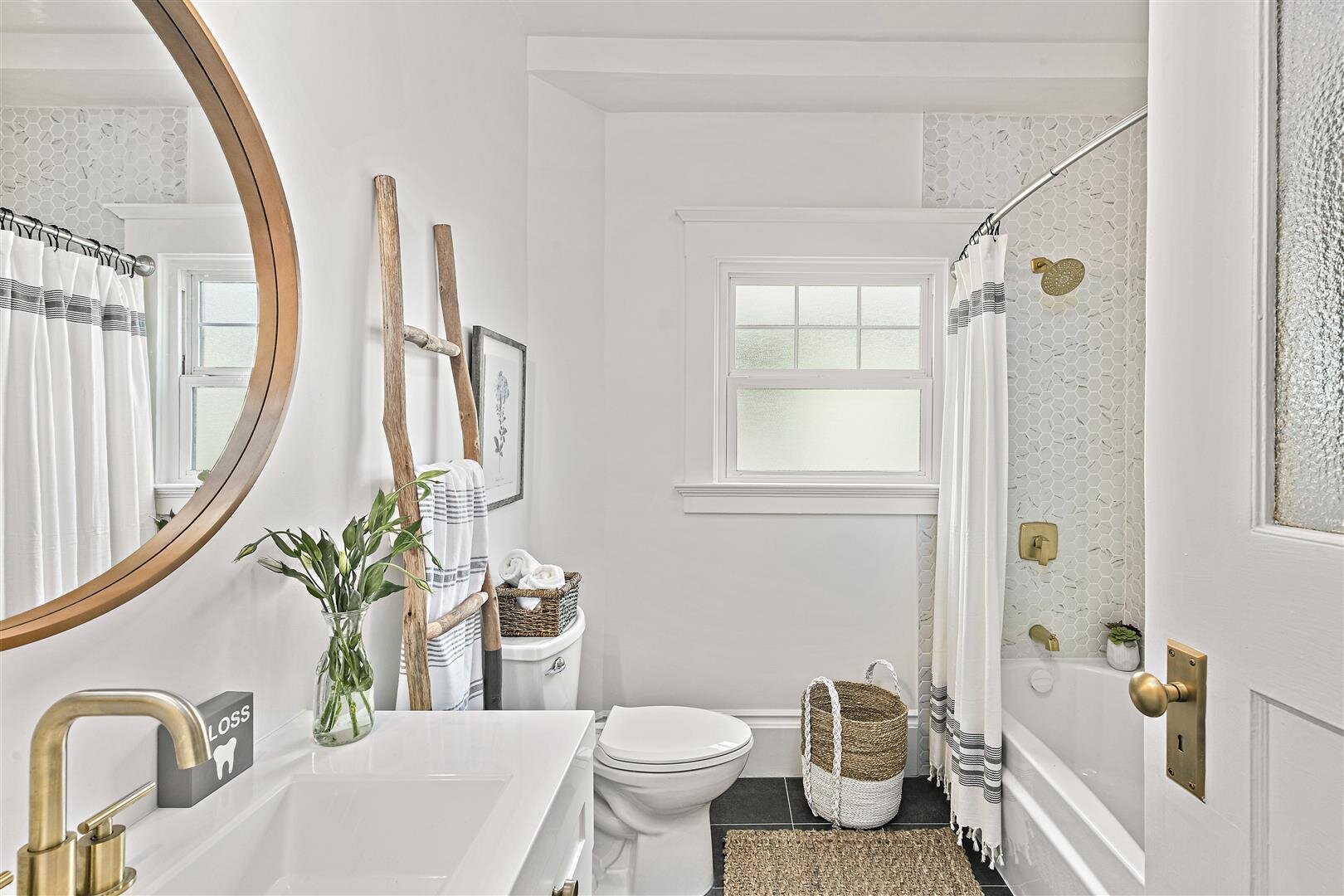 bathroom_interior_design_remodel_staging_inspo_thehomeco