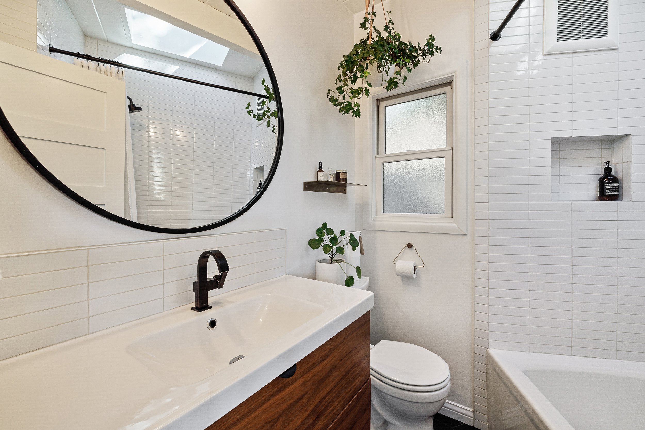 bathroom_interior_design_remodel_staging_inspo_thehomeco
